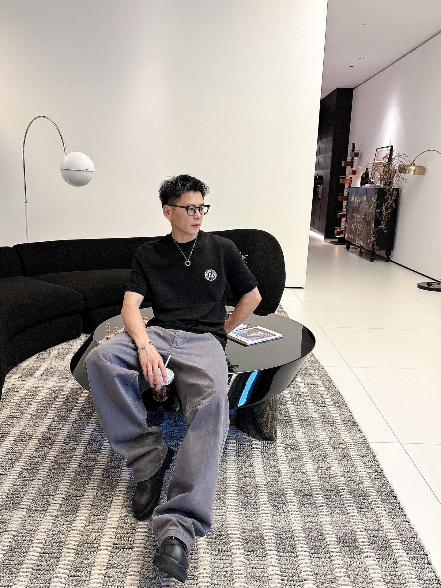 芬迪2025秋冬 圆领刺绣短袖T恤打底衫 元素性的Logo徽章凸显休闲时尚魅力,依然独领时尚风骚.内搭好