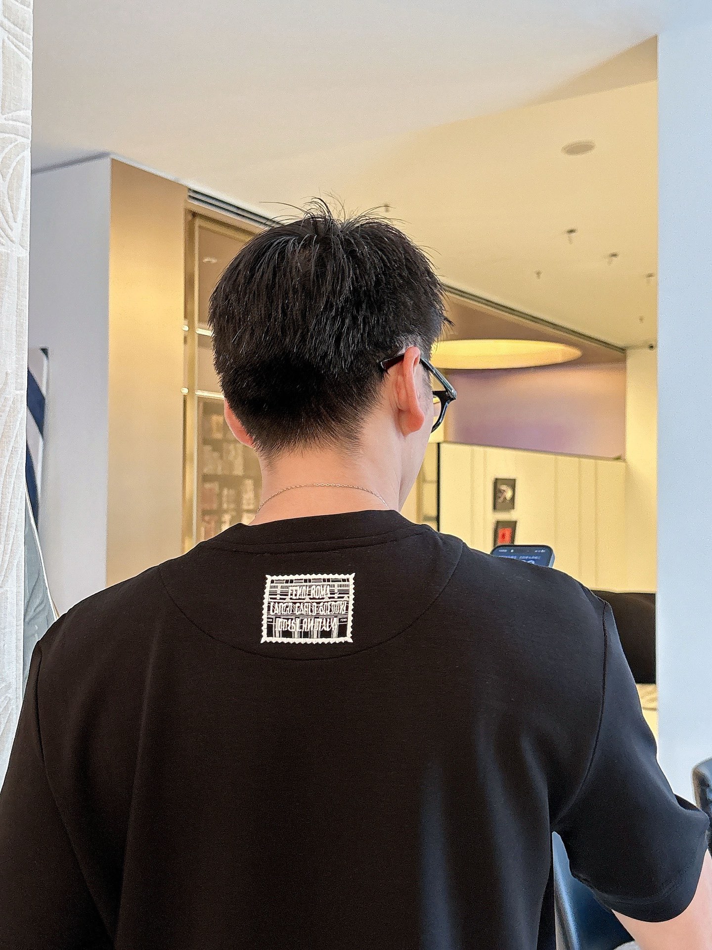 芬迪2025秋冬 圆领刺绣短袖T恤打底衫 元素性的Logo徽章凸显休闲时尚魅力,依然独领时尚风骚.内搭好