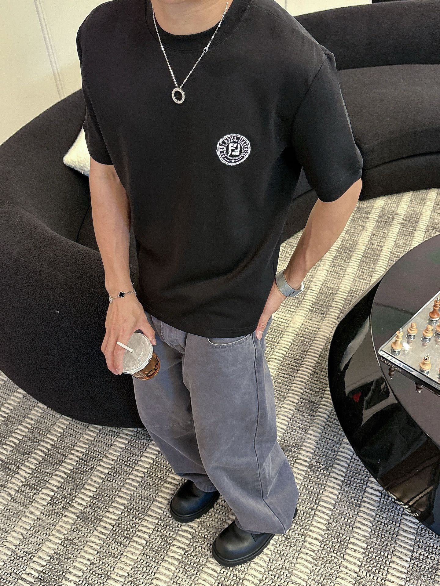 芬迪2025秋冬 圆领刺绣短袖T恤打底衫 元素性的Logo徽章凸显休闲时尚魅力,依然独领时尚风骚.内搭好