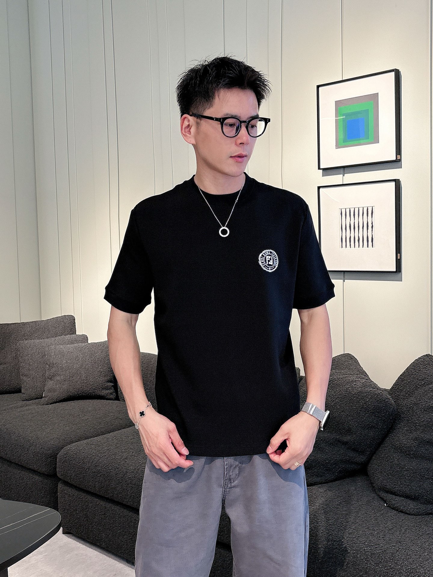 芬迪2025秋冬 圆领刺绣短袖T恤打底衫 元素性的Logo徽章凸显休闲时尚魅力,依然独领时尚风骚.内搭好