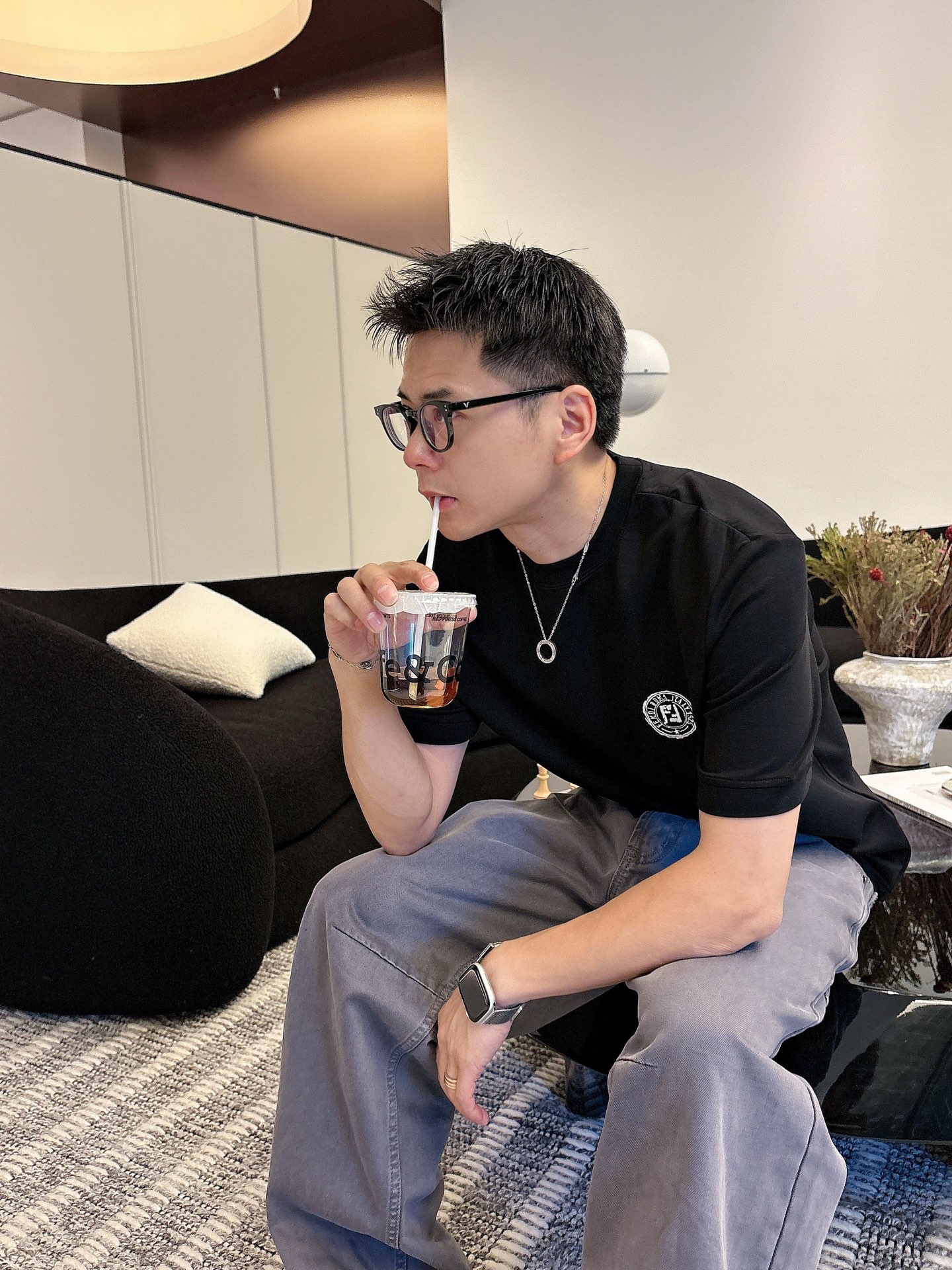 芬迪2025秋冬 圆领刺绣短袖T恤打底衫 元素性的Logo徽章凸显休闲时尚魅力,依然独领时尚风骚.内搭好