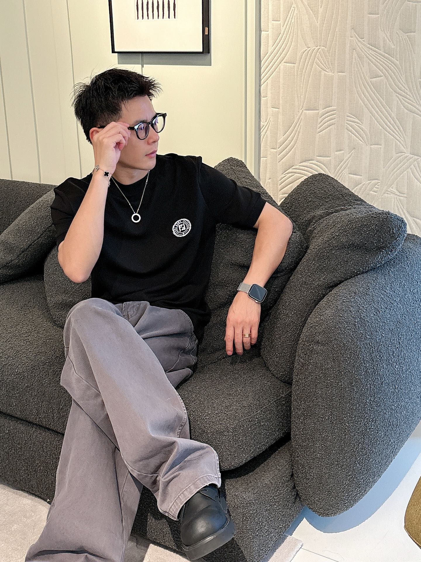 芬迪2025秋冬 圆领刺绣短袖T恤打底衫 元素性的Logo徽章凸显休闲时尚魅力,依然独领时尚风骚.内搭好