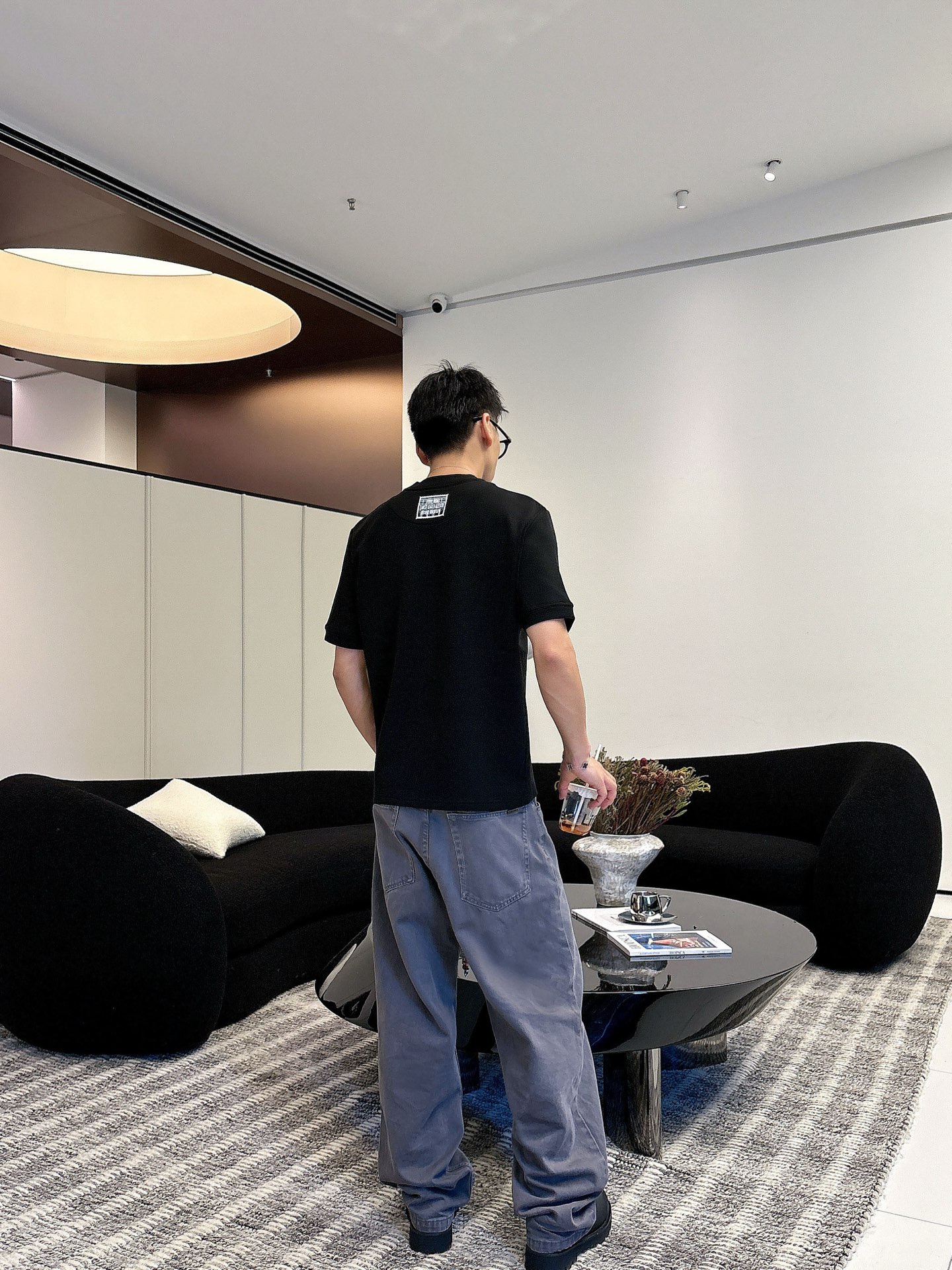 芬迪2025秋冬 圆领刺绣短袖T恤打底衫 元素性的Logo徽章凸显休闲时尚魅力,依然独领时尚风骚.内搭好