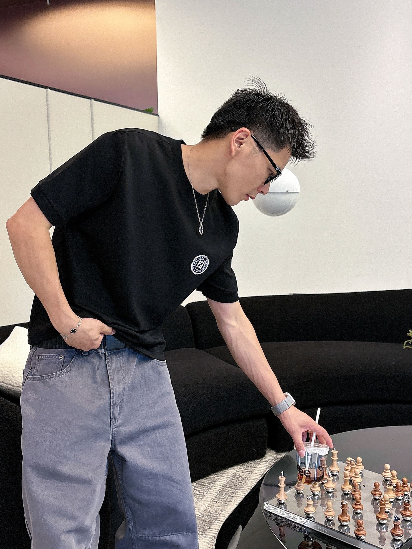 芬迪2025秋冬 圆领刺绣短袖T恤打底衫 元素性的Logo徽章凸显休闲时尚魅力,依然独领时尚风骚.内搭好