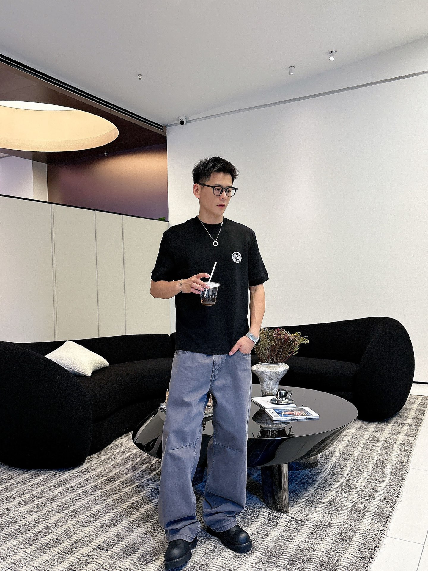 芬迪2025秋冬 圆领刺绣短袖T恤打底衫 元素性的Logo徽章凸显休闲时尚魅力,依然独领时尚风骚.内搭好