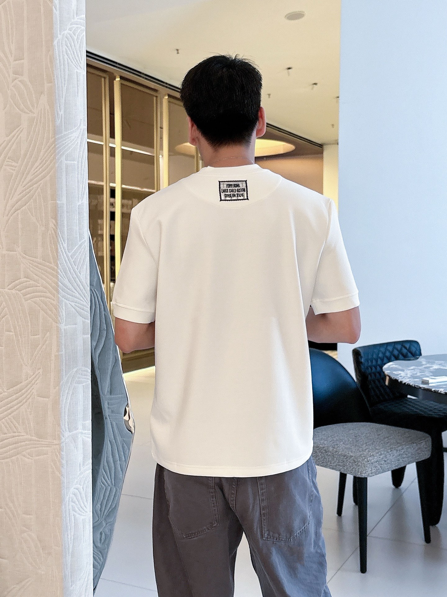 芬迪2025秋冬 圆领刺绣短袖T恤打底衫 元素性的Logo徽章凸显休闲时尚魅力,依然独领时尚风骚.内搭好