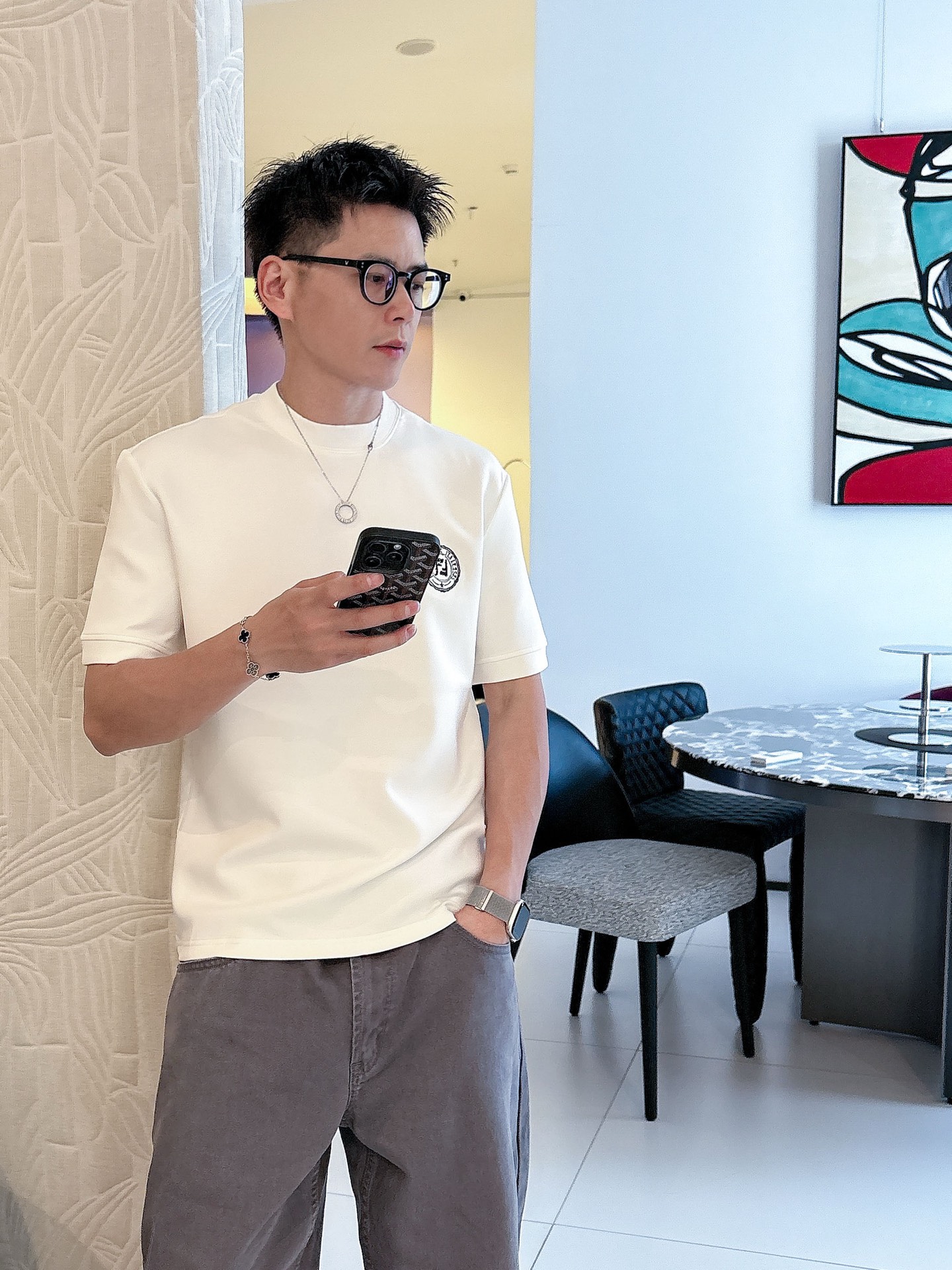 芬迪2025秋冬 圆领刺绣短袖T恤打底衫 元素性的Logo徽章凸显休闲时尚魅力,依然独领时尚风骚.内搭好