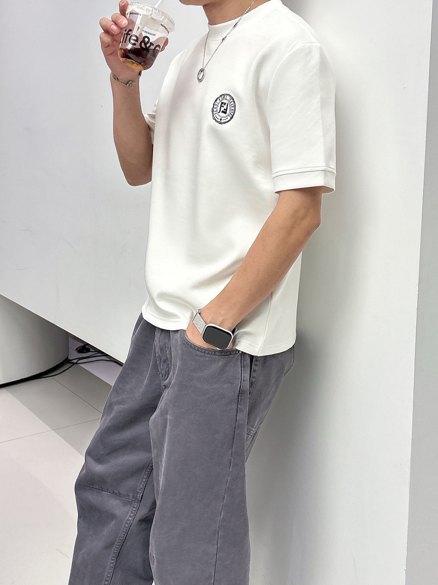 芬迪2025秋冬 圆领刺绣短袖T恤打底衫 元素性的Logo徽章凸显休闲时尚魅力,依然独领时尚风骚.内搭好