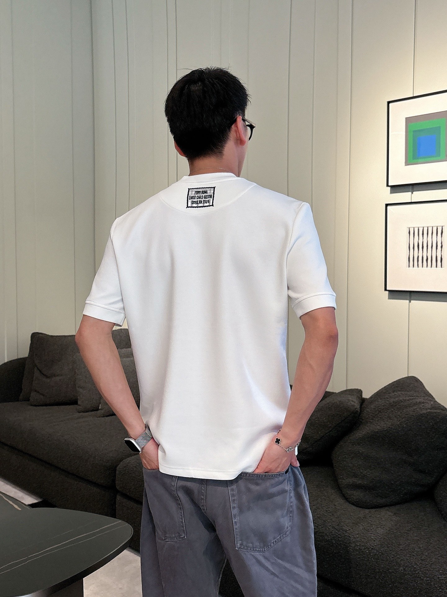 芬迪2025秋冬 圆领刺绣短袖T恤打底衫 元素性的Logo徽章凸显休闲时尚魅力,依然独领时尚风骚.内搭好