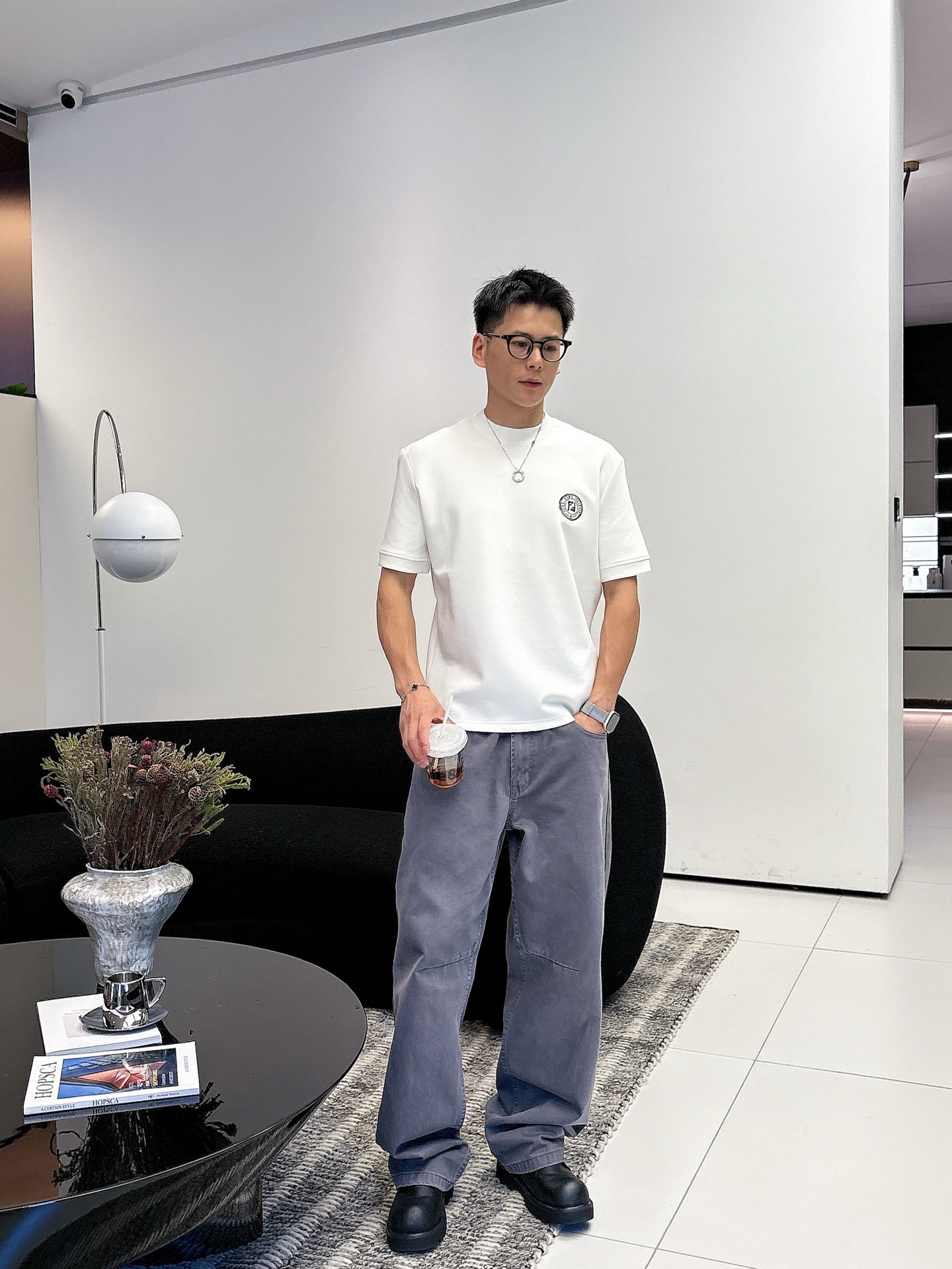 芬迪2025秋冬 圆领刺绣短袖T恤打底衫 元素性的Logo徽章凸显休闲时尚魅力,依然独领时尚风骚.内搭好