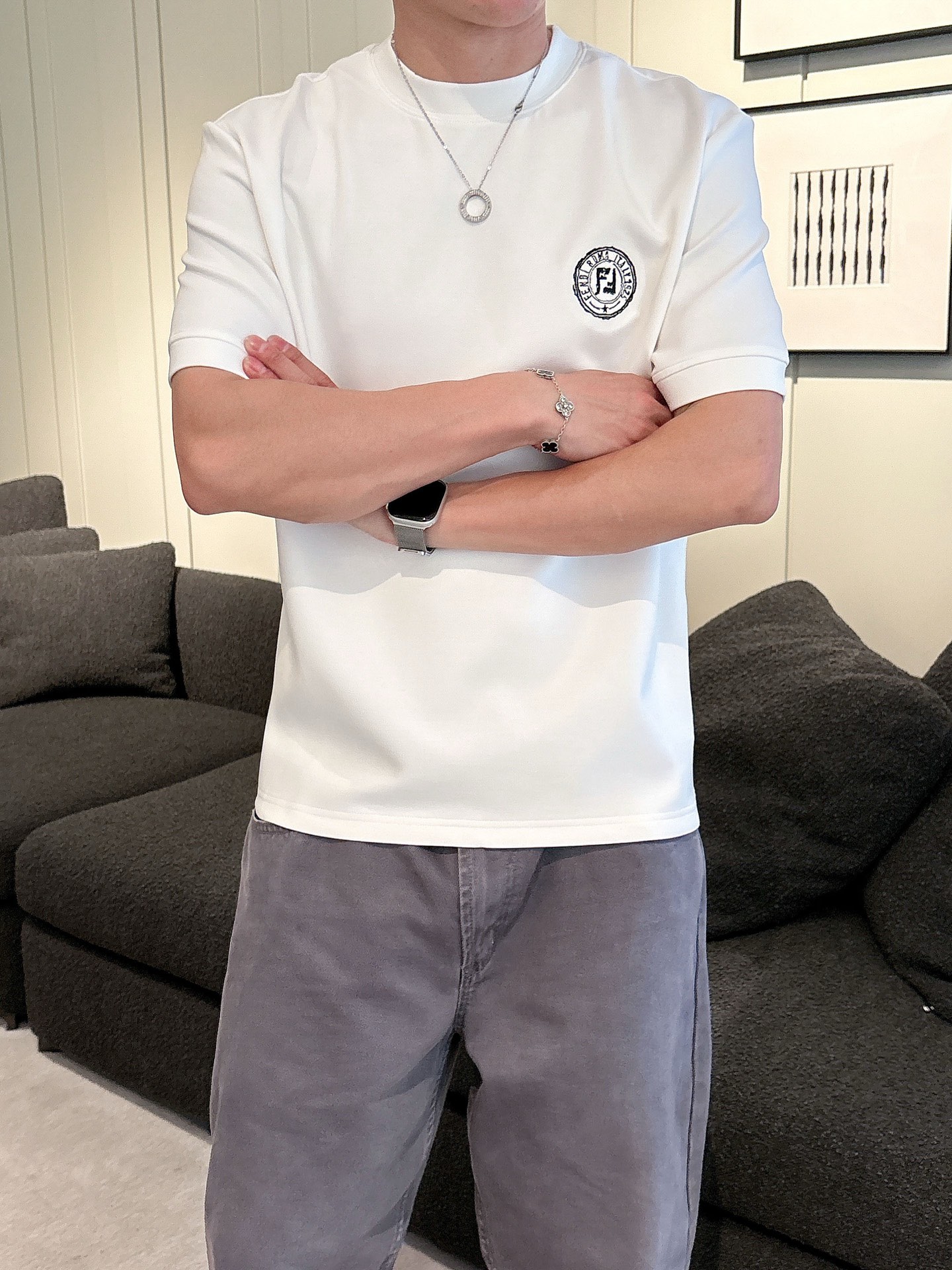 芬迪2025秋冬 圆领刺绣短袖T恤打底衫 元素性的Logo徽章凸显休闲时尚魅力,依然独领时尚风骚.内搭好