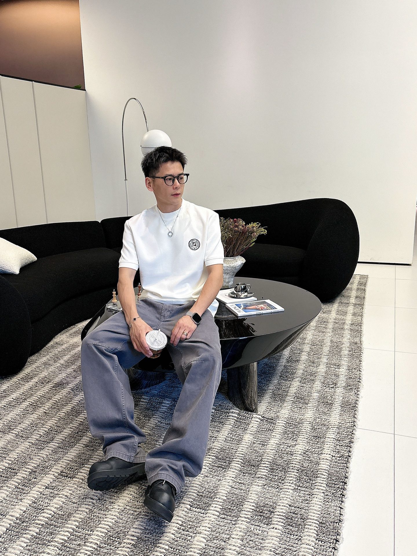 芬迪2025秋冬 圆领刺绣短袖T恤打底衫 元素性的Logo徽章凸显休闲时尚魅力,依然独领时尚风骚.内搭好