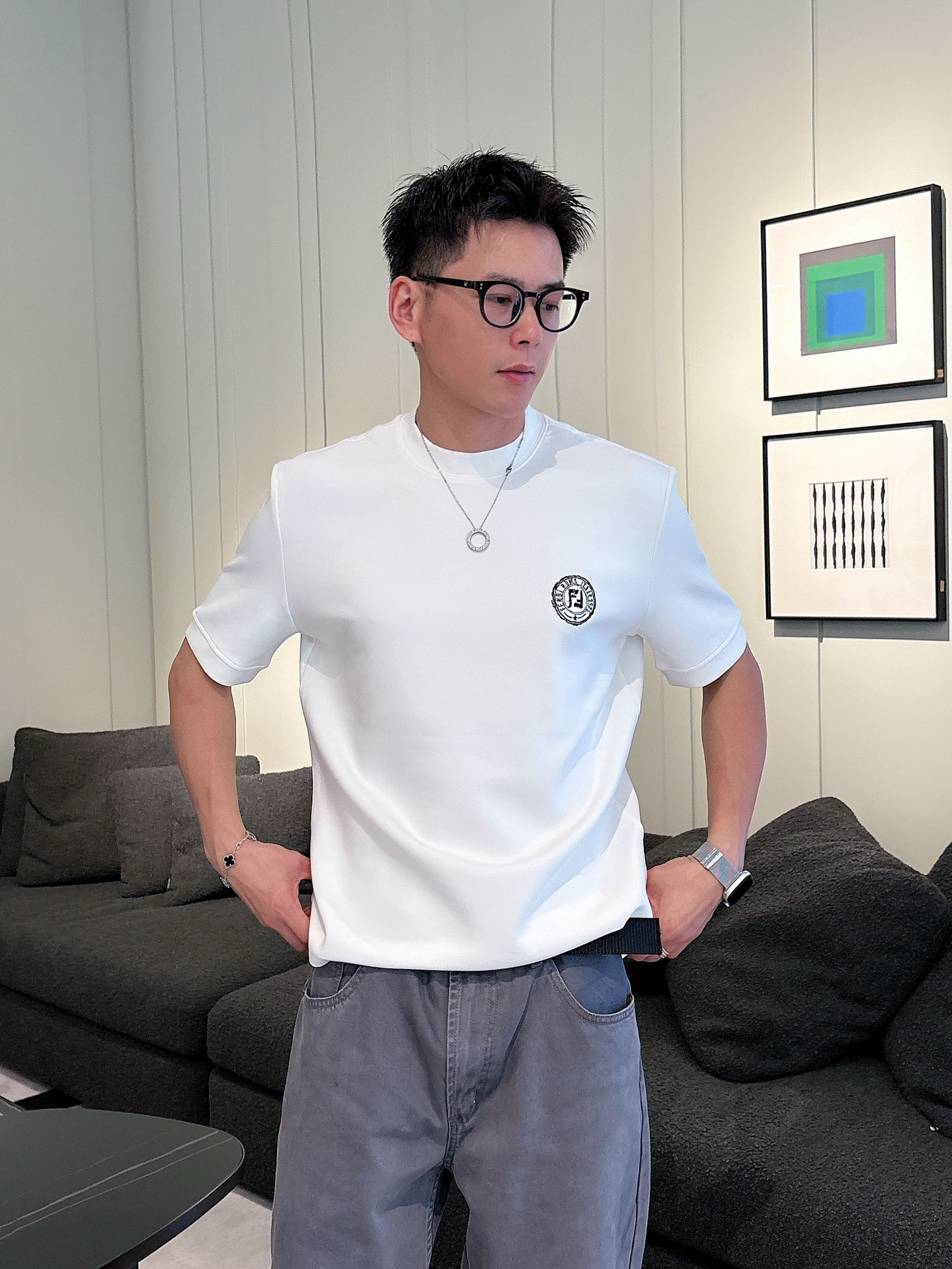芬迪2025秋冬 圆领刺绣短袖T恤打底衫 元素性的Logo徽章凸显休闲时尚魅力,依然独领时尚风骚.内搭好