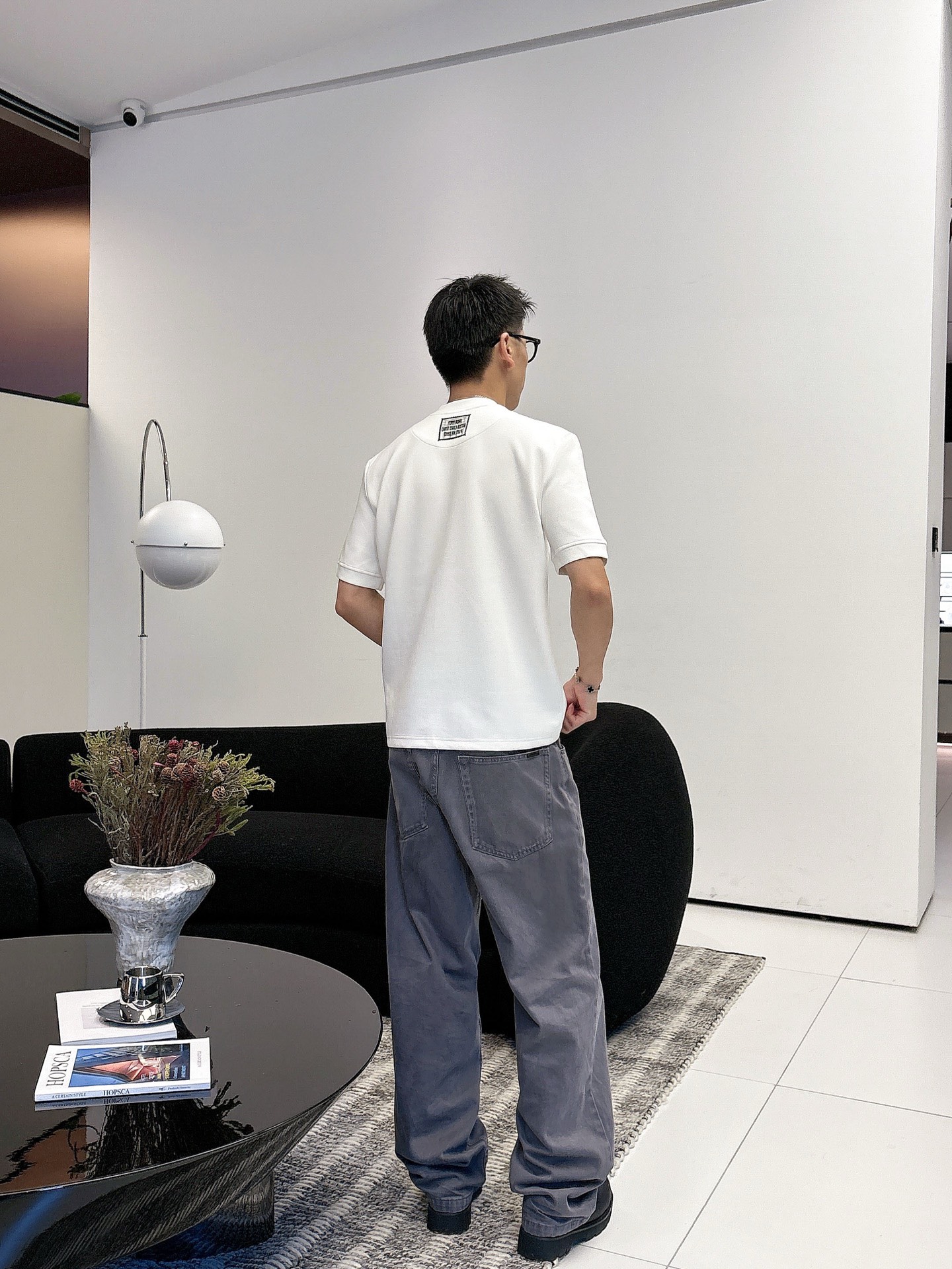 芬迪2025秋冬 圆领刺绣短袖T恤打底衫 元素性的Logo徽章凸显休闲时尚魅力,依然独领时尚风骚.内搭好