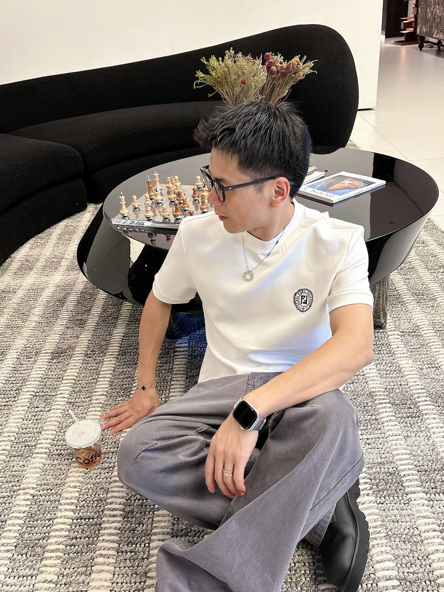 芬迪2025秋冬 圆领刺绣短袖T恤打底衫 元素性的Logo徽章凸显休闲时尚魅力,依然独领时尚风骚.内搭好