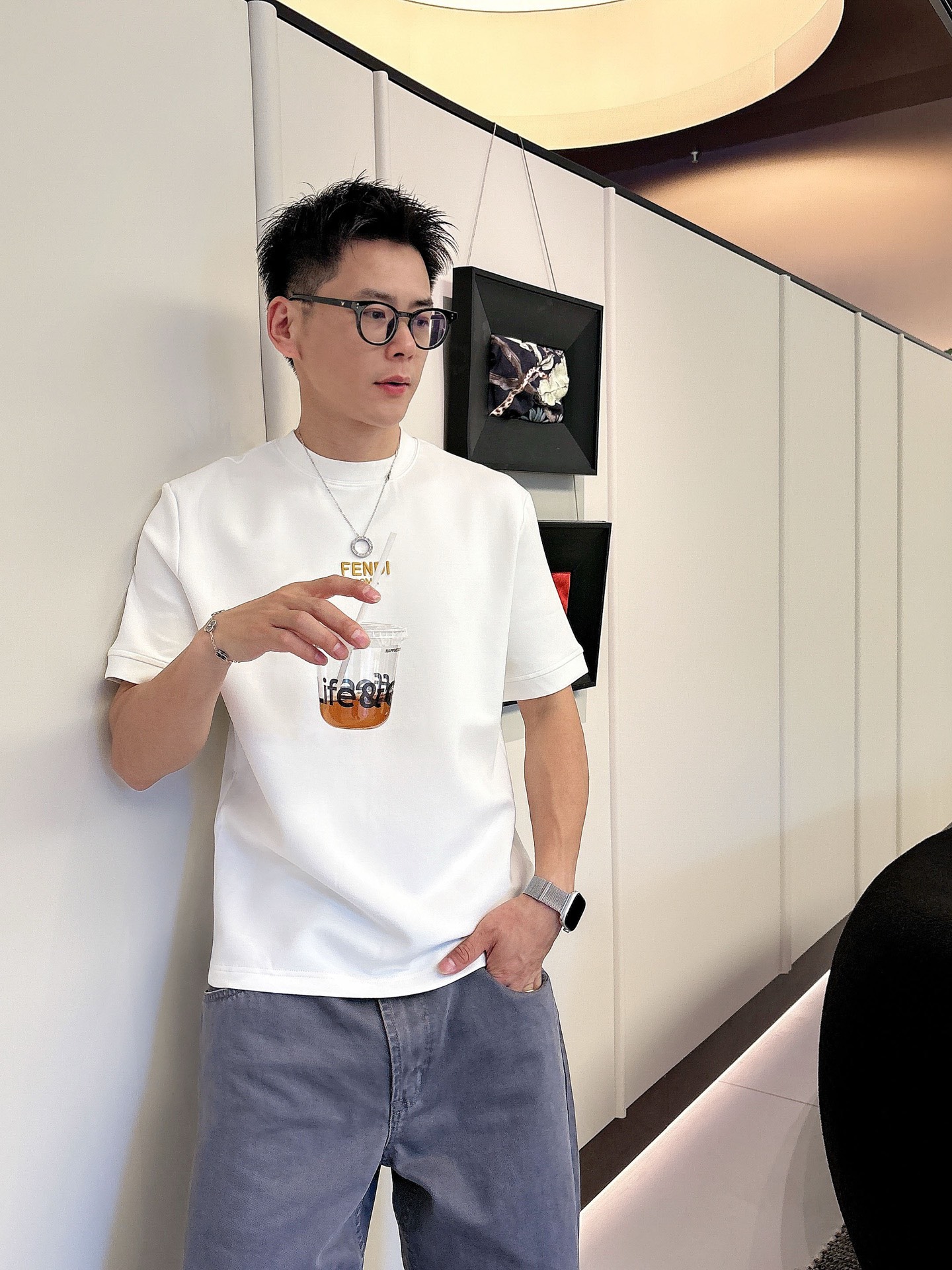 芬迪2025秋冬 圆领刺绣短袖T恤打底衫 元素性的Logo徽章凸显休闲时尚魅力,依然独领时尚风骚.内搭好