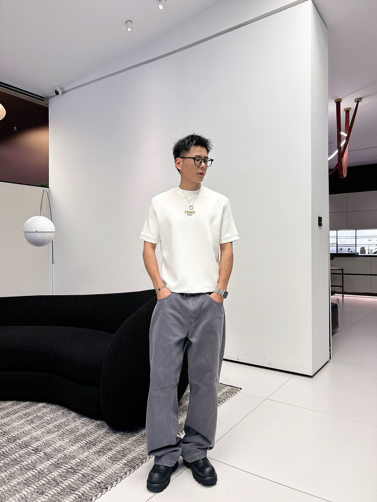 NO:522881,Fendi 2025 Autumn and Winter 2025 round neck embroidered short-sleeved T-shirt base shirt Elemental Logo badge highlights the casual and fashionable charm, and is still unique in style. It is well equipped with a companion... Customer-supplied high-strength elastic knitted liquid ammonia air-layer fabric, flat and symmetrical knitted light and refreshing, soft and comfortable, and excellent breathability. Simple and unique charm. The straight-tailed version is more suitable for matching with various trendy and fashionable styles. It uses instrument embroidery, delicate and full texture, bringing a new experience for fashion sports and leisure. Color black white Size M-3XL,,fendi,T-shirt,tees,t-shirt,alexander wang19860909芬迪 2025秋冬 圆领刺绣短袖T恤打底衫 元素性的Logo徽章凸显休闲时尚魅力,依然独领时尚风骚.内搭好伴侣… 客供高支弹力针织液氨空气层面料,平整匀称的针织轻薄清爽,柔软舒适,透气性极佳.简洁而富有独特魅力.直裁版型更为适合搭配各种潮流时尚造型. 采用器械刺绣,细腻饱满的质感突显,为时尚运动休闲带来全新体验. 颜色黑色 白色 尺码 M-3XL,,fendi,T-shirt,tees，t-shirt,alexander wang,Men's clothing