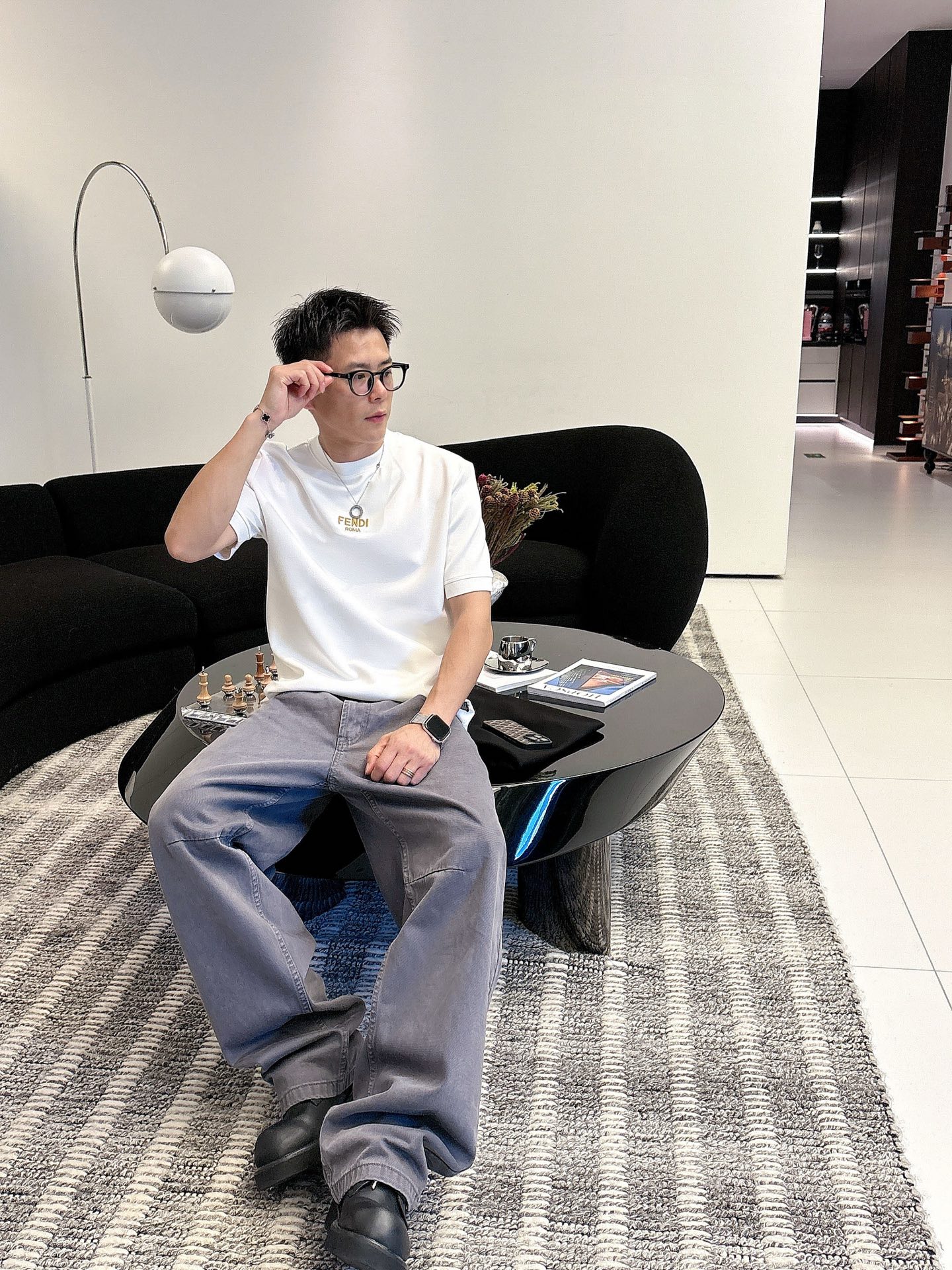 芬迪2025秋冬 圆领刺绣短袖T恤打底衫 元素性的Logo徽章凸显休闲时尚魅力,依然独领时尚风骚.内搭好