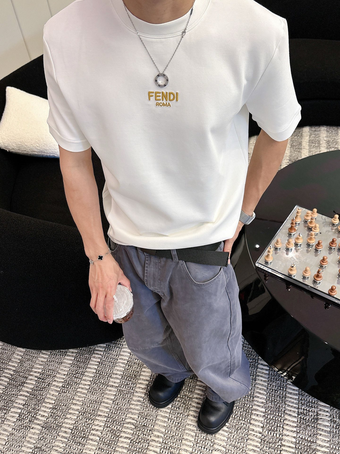 芬迪2025秋冬 圆领刺绣短袖T恤打底衫 元素性的Logo徽章凸显休闲时尚魅力,依然独领时尚风骚.内搭好