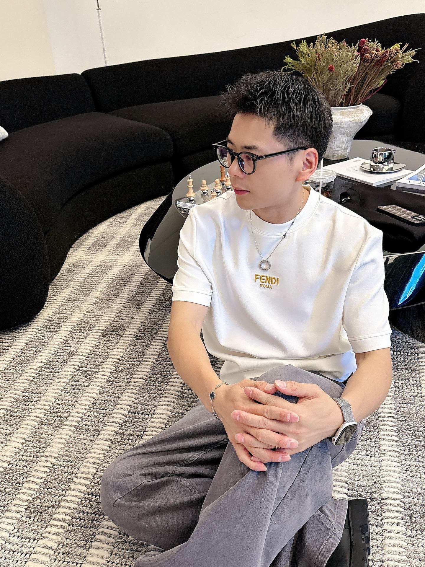 芬迪2025秋冬 圆领刺绣短袖T恤打底衫 元素性的Logo徽章凸显休闲时尚魅力,依然独领时尚风骚.内搭好