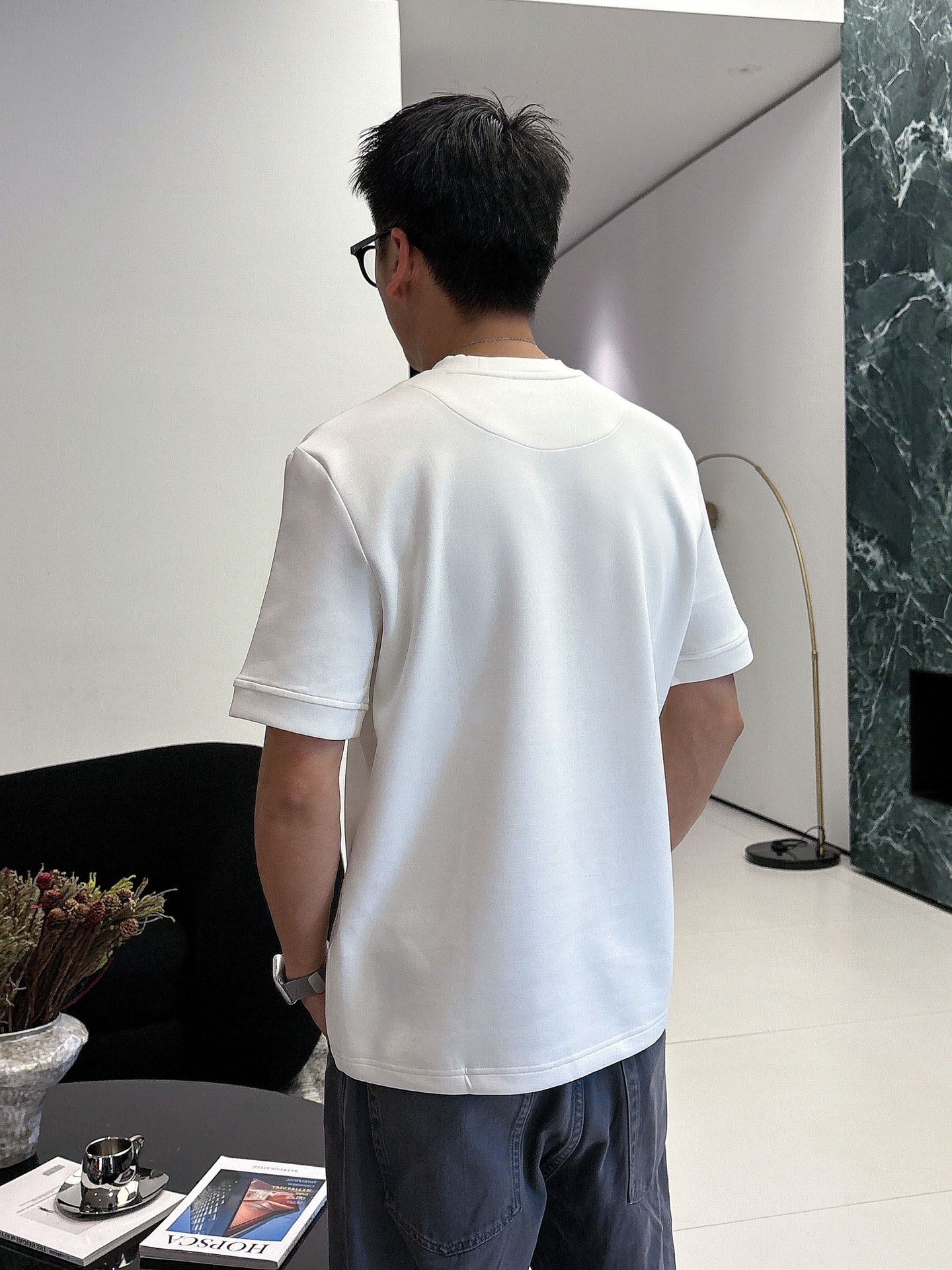 芬迪2025秋冬 圆领刺绣短袖T恤打底衫 元素性的Logo徽章凸显休闲时尚魅力,依然独领时尚风骚.内搭好