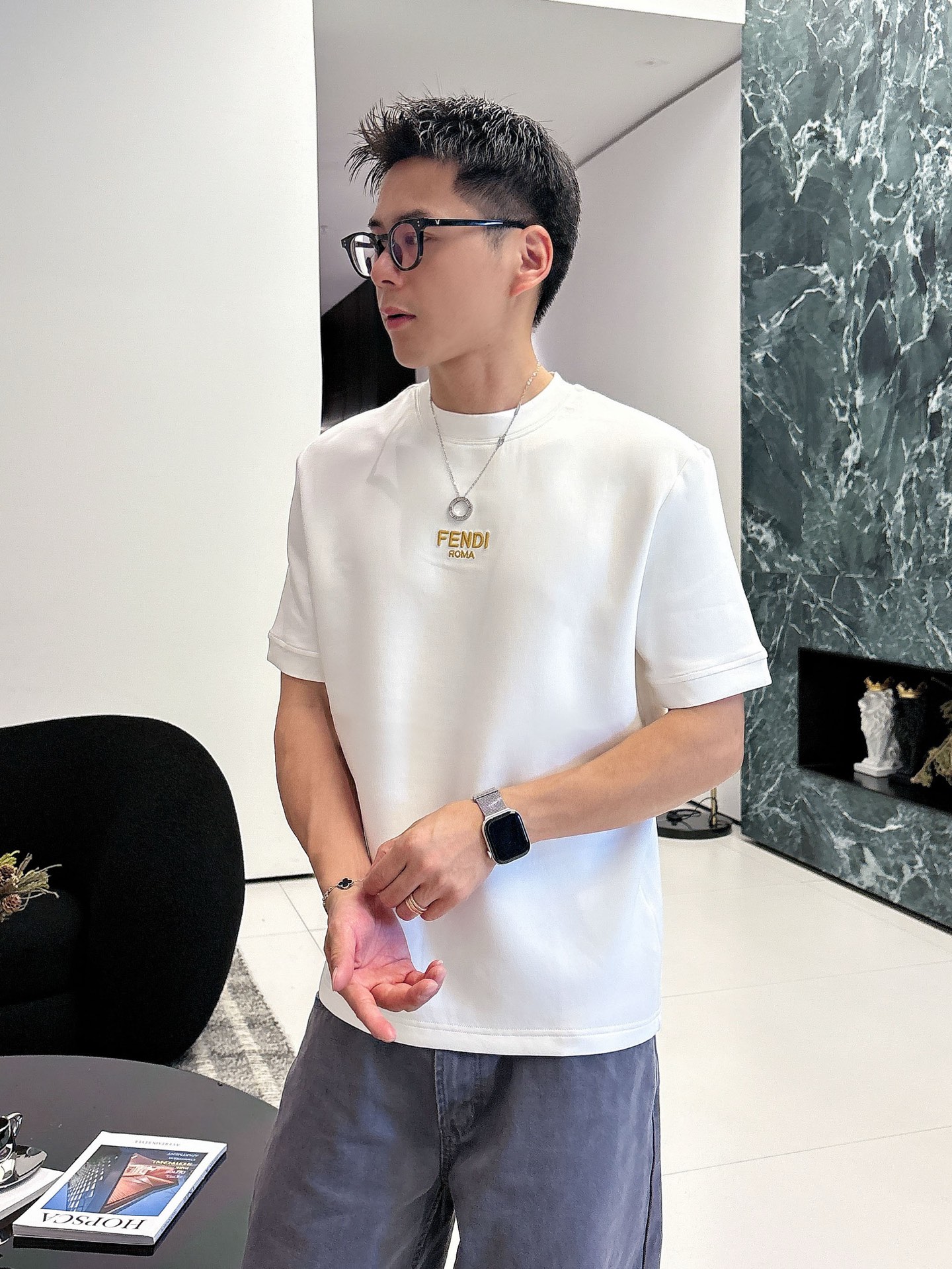 芬迪2025秋冬 圆领刺绣短袖T恤打底衫 元素性的Logo徽章凸显休闲时尚魅力,依然独领时尚风骚.内搭好