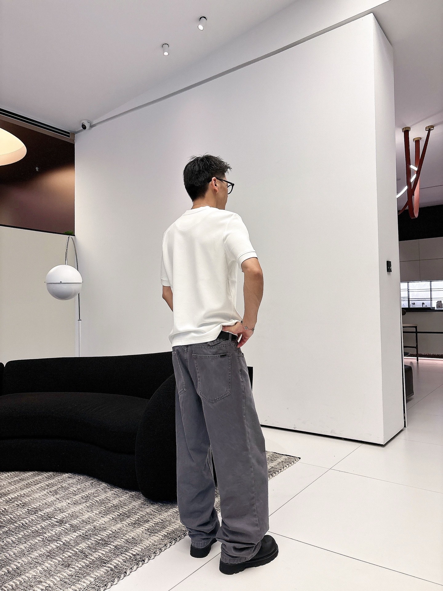 芬迪2025秋冬 圆领刺绣短袖T恤打底衫 元素性的Logo徽章凸显休闲时尚魅力,依然独领时尚风骚.内搭好