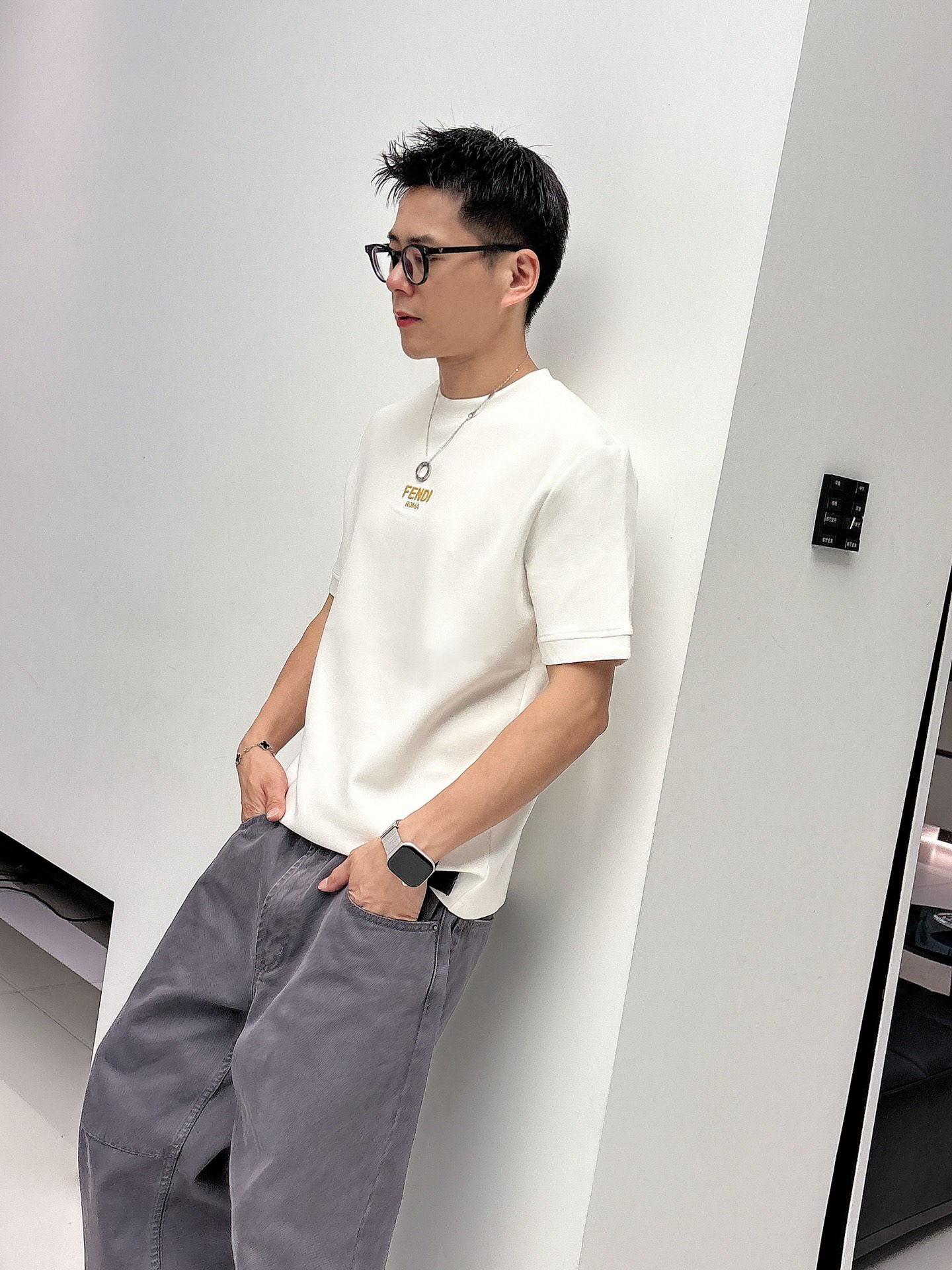 芬迪2025秋冬 圆领刺绣短袖T恤打底衫 元素性的Logo徽章凸显休闲时尚魅力,依然独领时尚风骚.内搭好