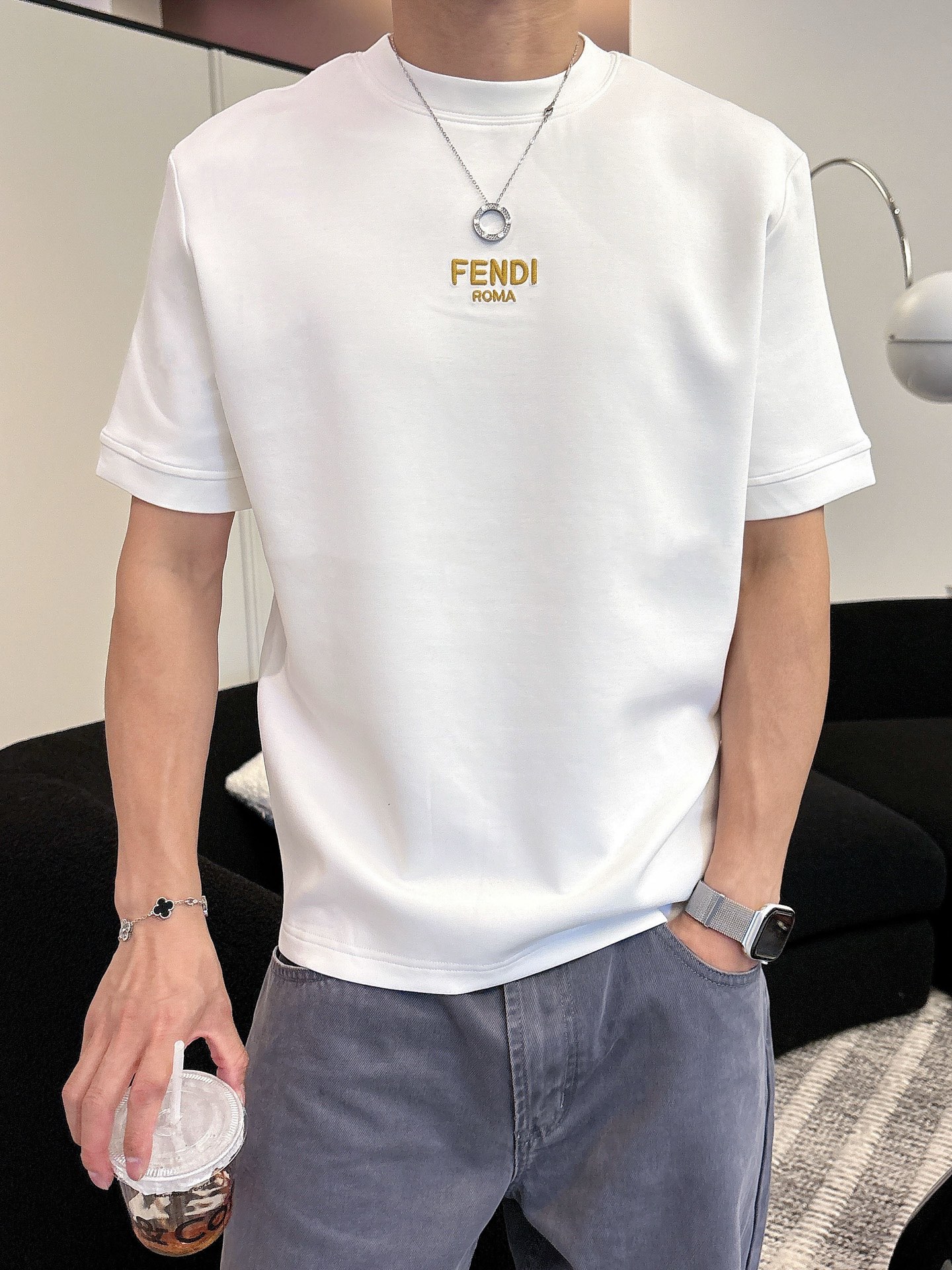 芬迪2025秋冬 圆领刺绣短袖T恤打底衫 元素性的Logo徽章凸显休闲时尚魅力,依然独领时尚风骚.内搭好