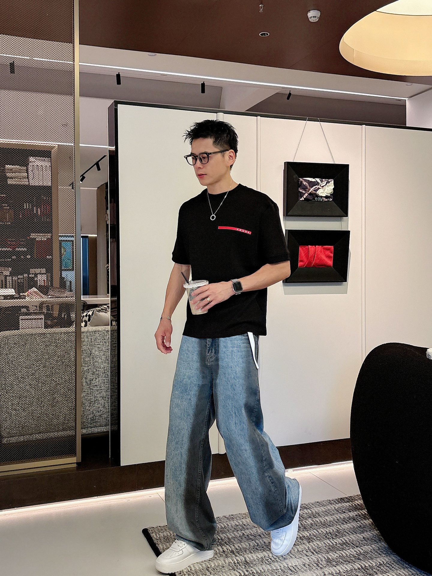 普拉达2025秋冬 圆领短袖T恤打底衫 元素性的Logo胶条凸显休闲时尚魅力,依然独领时尚风骚.内搭好伴