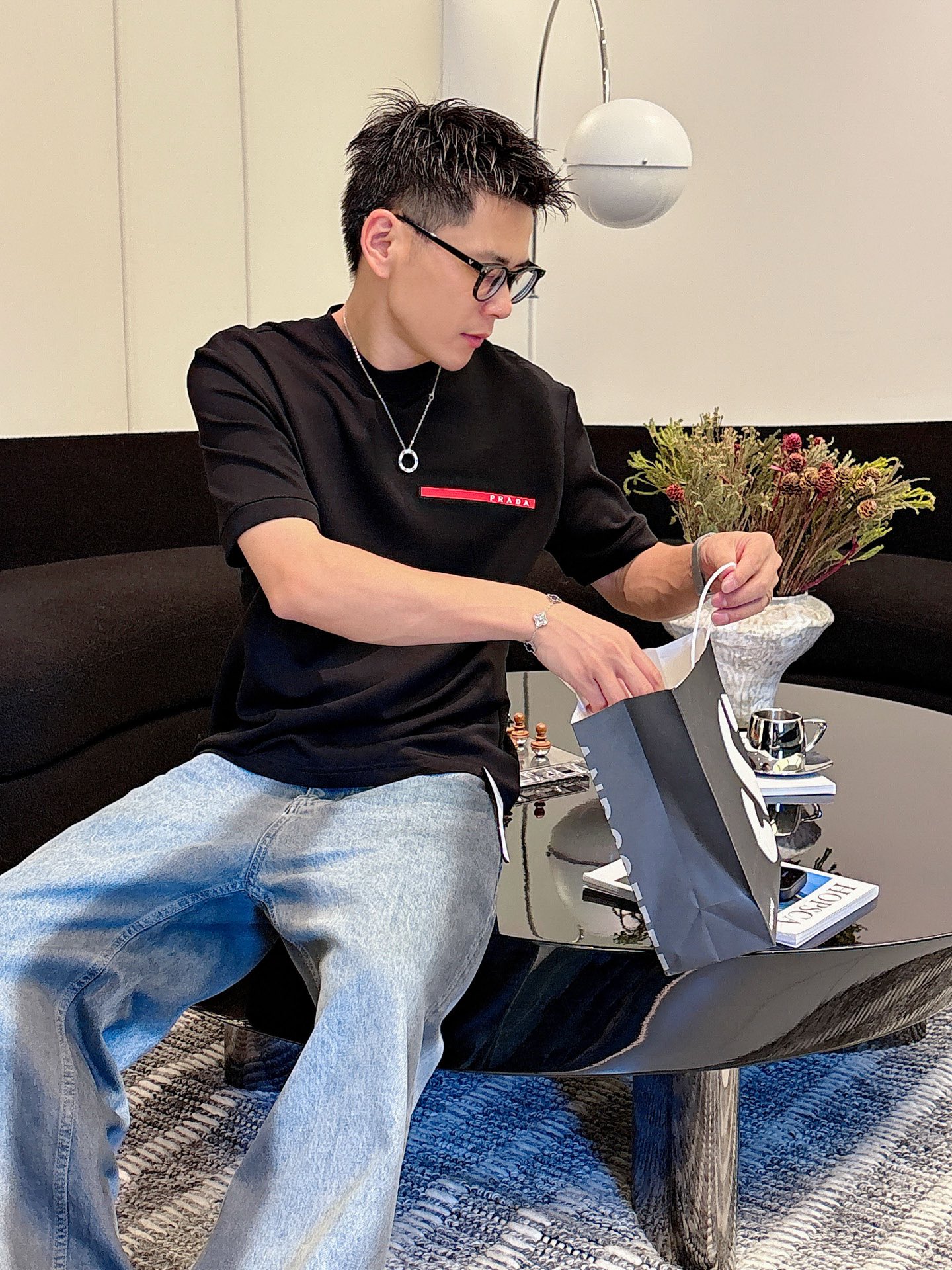 普拉达2025秋冬 圆领短袖T恤打底衫 元素性的Logo胶条凸显休闲时尚魅力,依然独领时尚风骚.内搭好伴