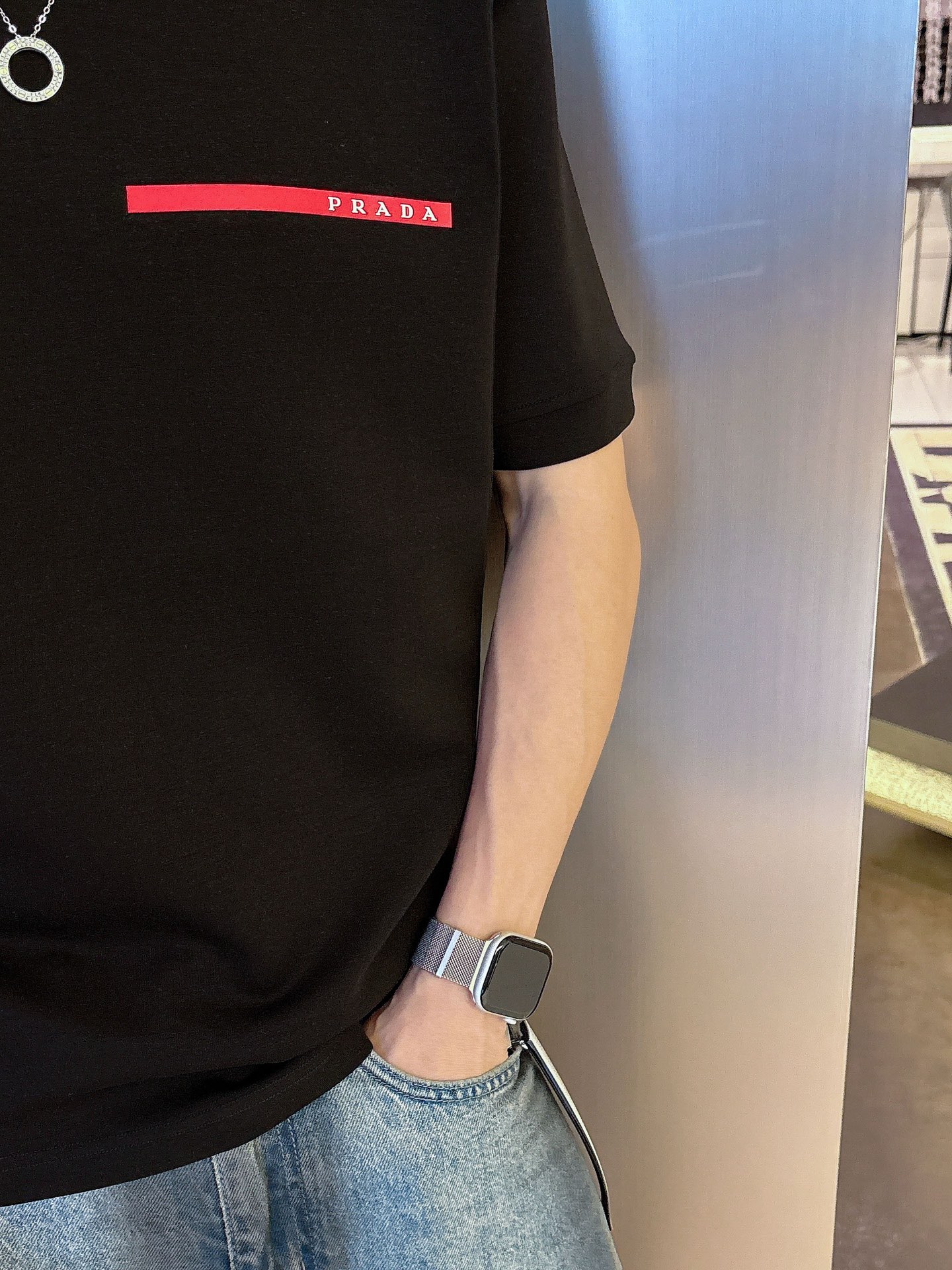 普拉达2025秋冬 圆领短袖T恤打底衫 元素性的Logo胶条凸显休闲时尚魅力,依然独领时尚风骚.内搭好伴