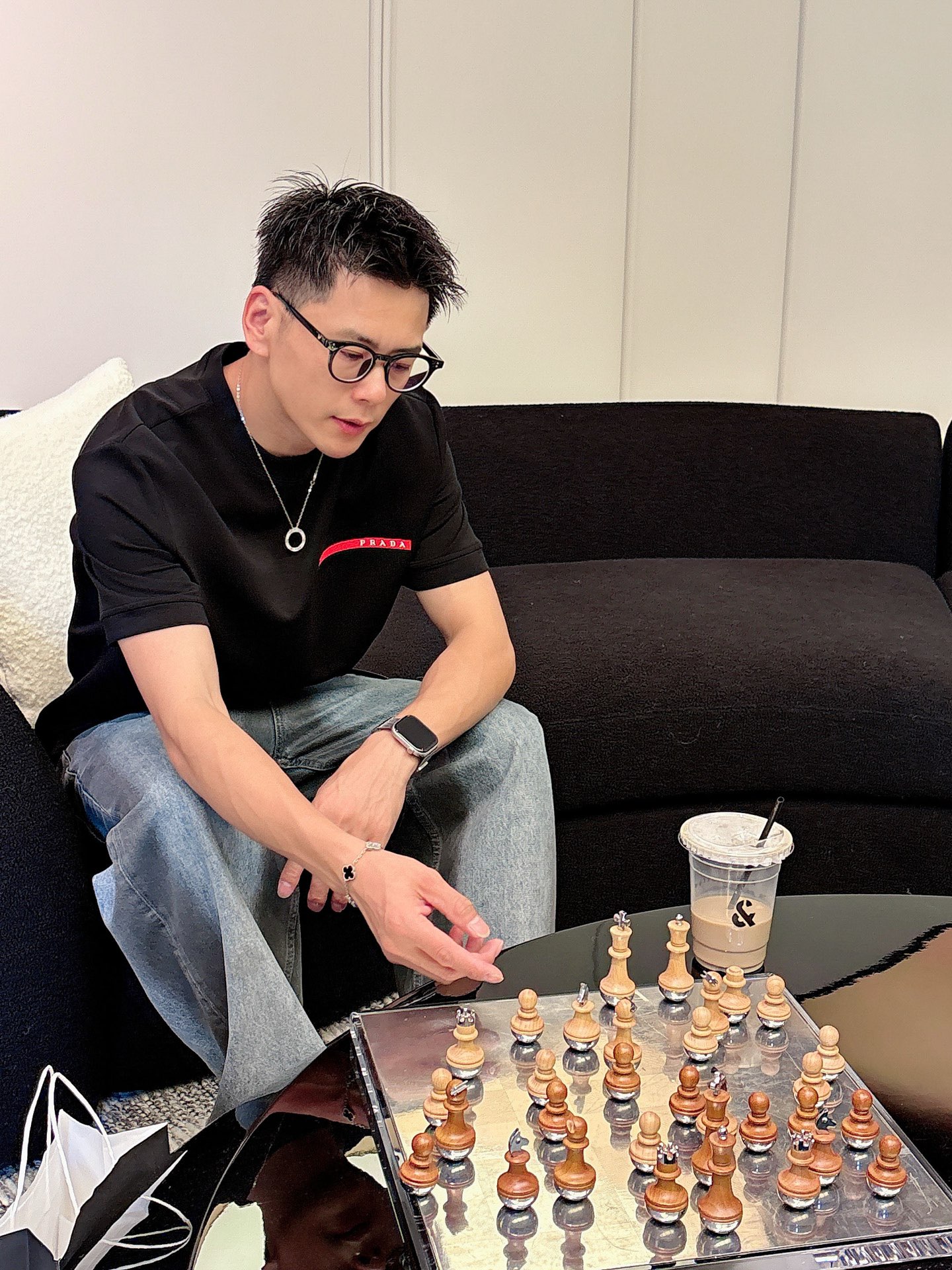 普拉达2025秋冬 圆领短袖T恤打底衫 元素性的Logo胶条凸显休闲时尚魅力,依然独领时尚风骚.内搭好伴