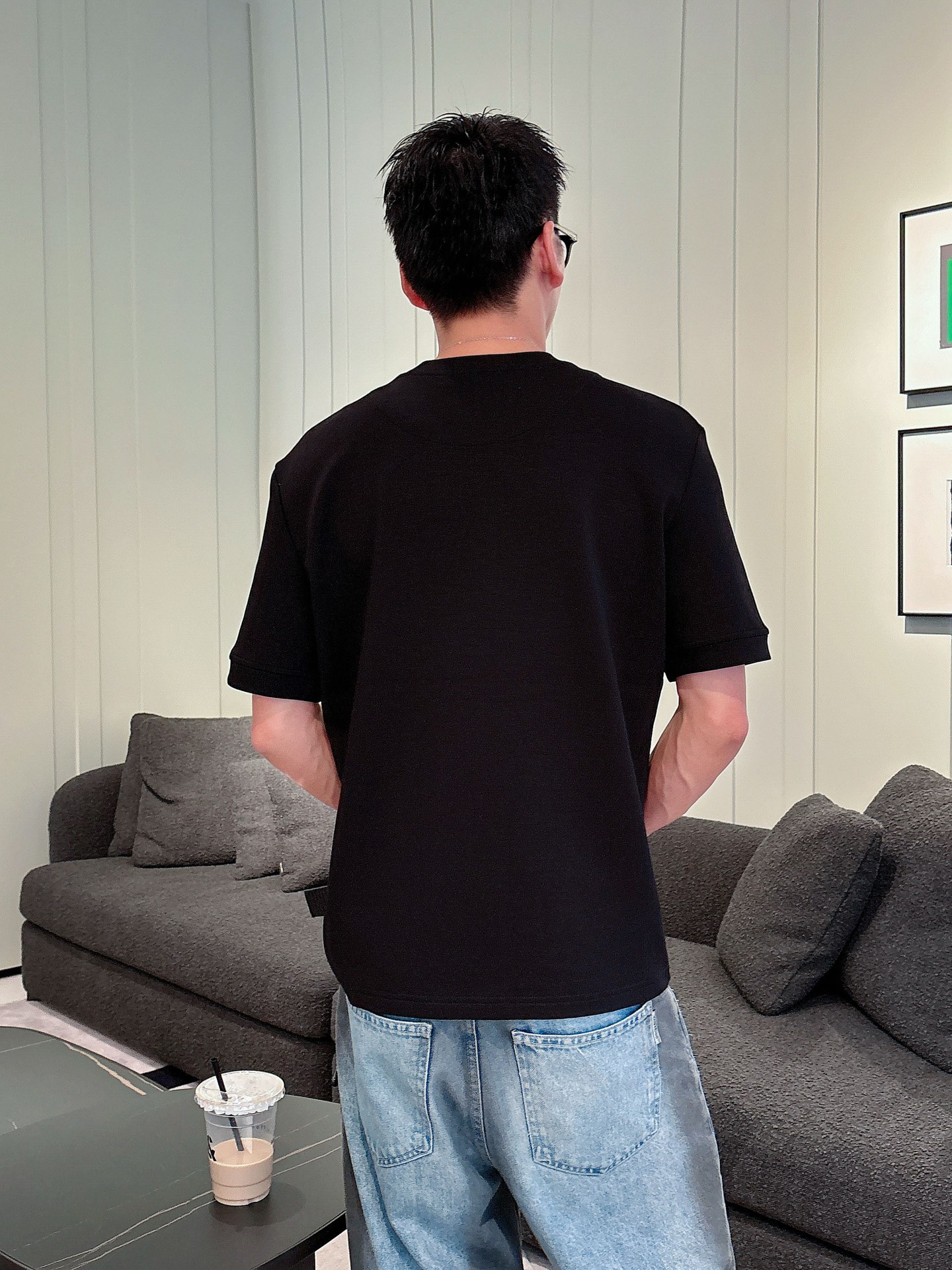 普拉达2025秋冬 圆领短袖T恤打底衫 元素性的Logo胶条凸显休闲时尚魅力,依然独领时尚风骚.内搭好伴