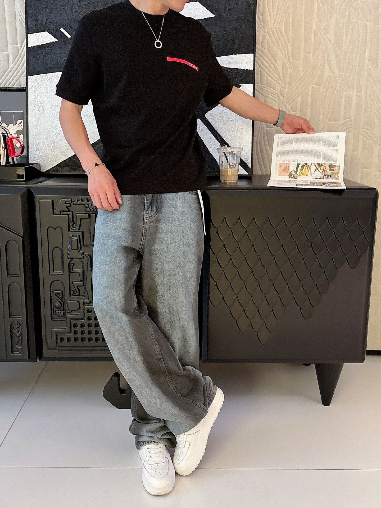 普拉达2025秋冬 圆领短袖T恤打底衫 元素性的Logo胶条凸显休闲时尚魅力,依然独领时尚风骚.内搭好伴