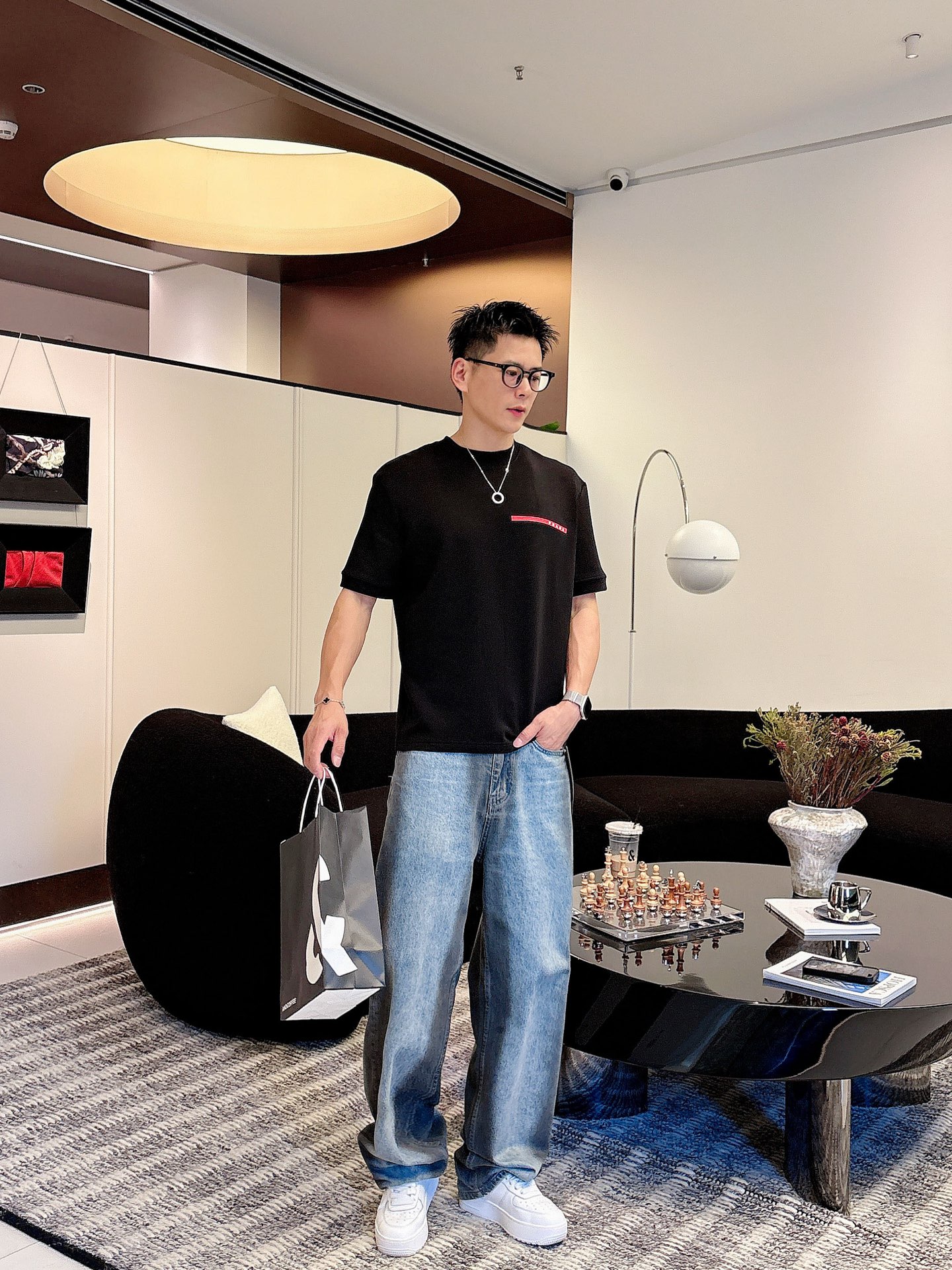 普拉达2025秋冬 圆领短袖T恤打底衫 元素性的Logo胶条凸显休闲时尚魅力,依然独领时尚风骚.内搭好伴