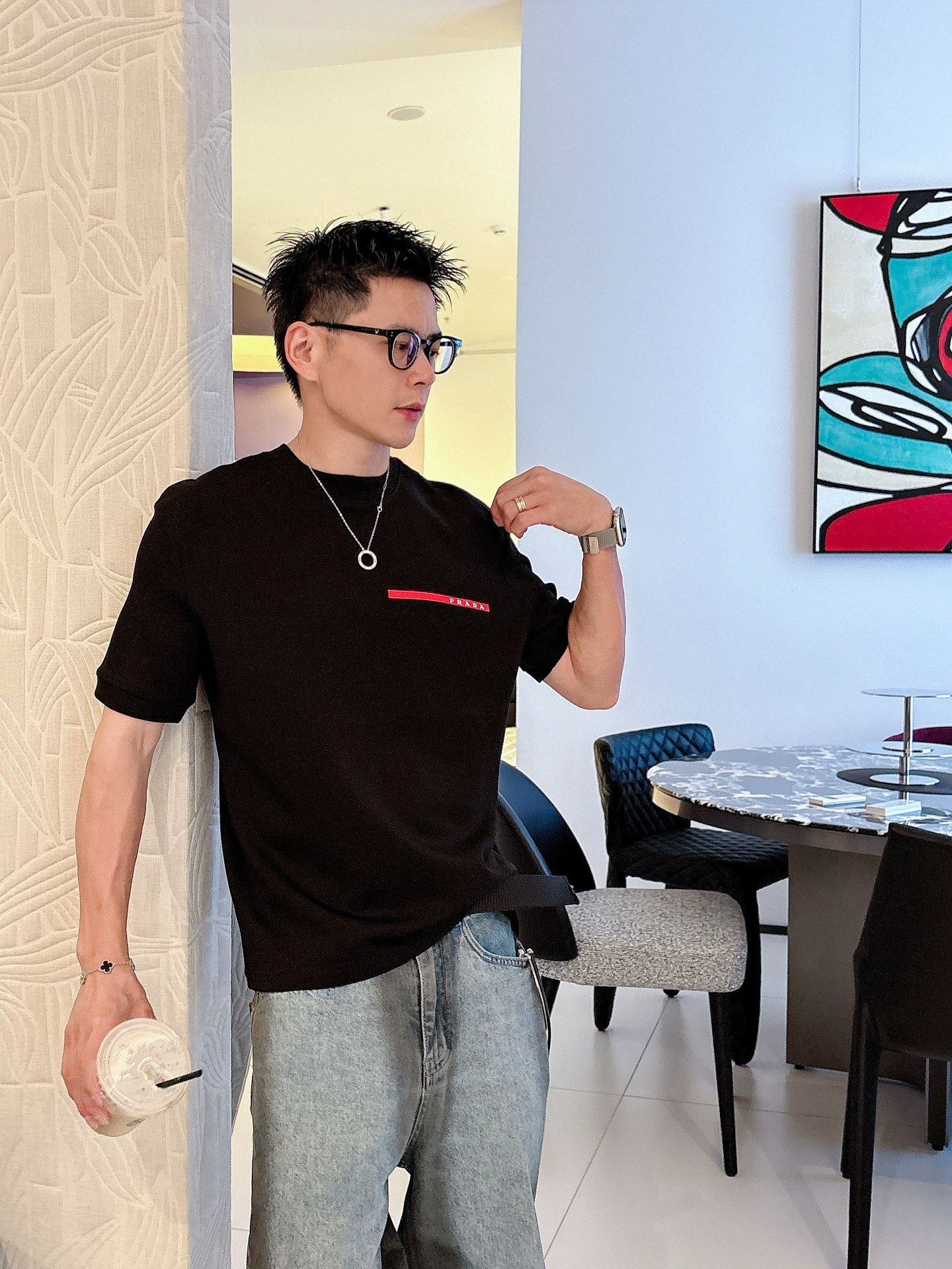 普拉达2025秋冬 圆领短袖T恤打底衫 元素性的Logo胶条凸显休闲时尚魅力,依然独领时尚风骚.内搭好伴