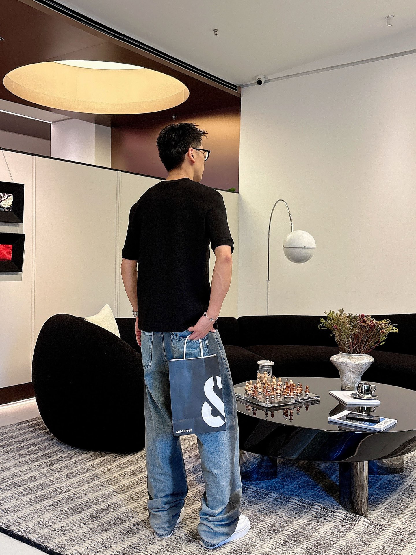 普拉达2025秋冬 圆领短袖T恤打底衫 元素性的Logo胶条凸显休闲时尚魅力,依然独领时尚风骚.内搭好伴