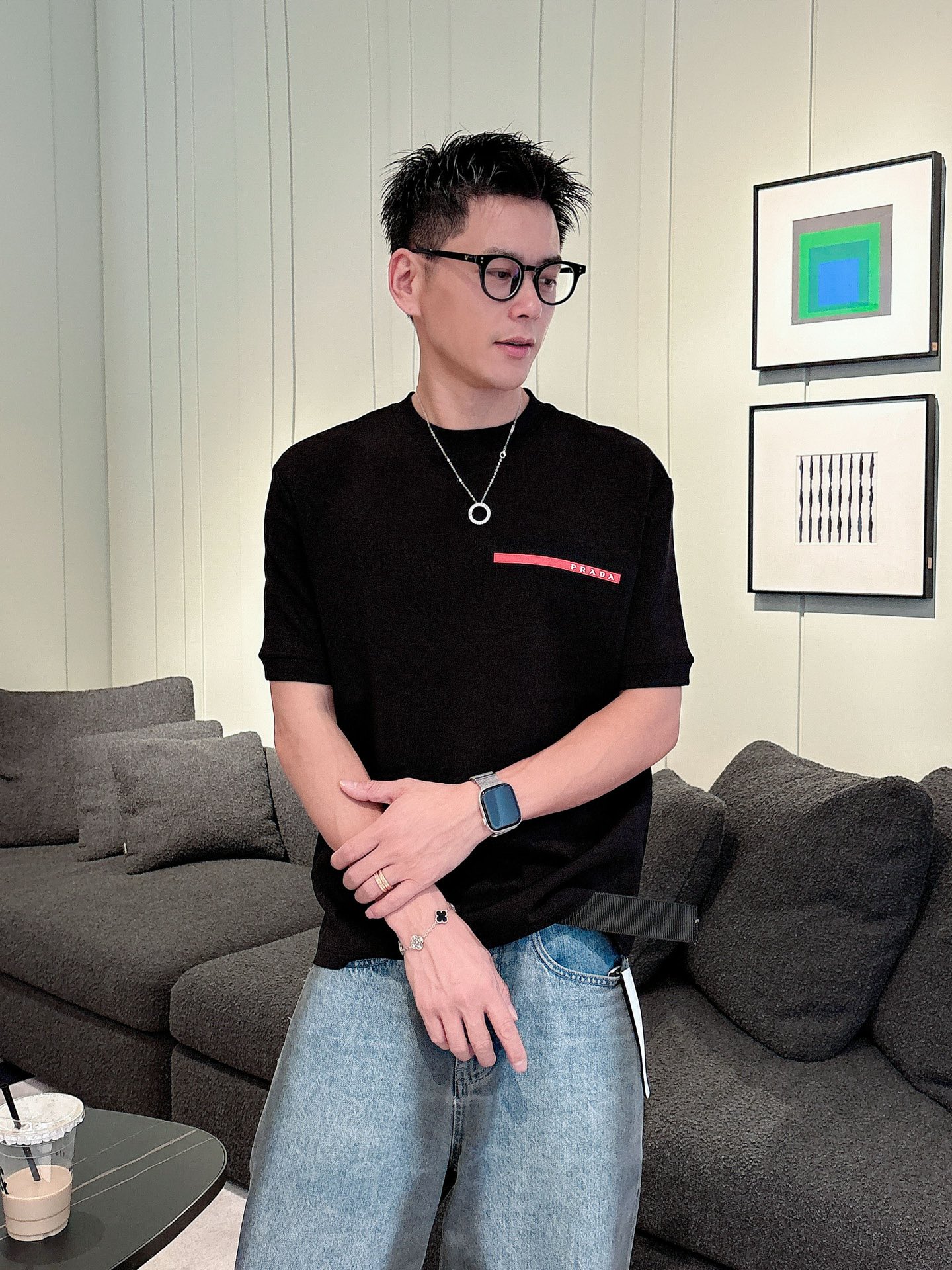 普拉达2025秋冬 圆领短袖T恤打底衫 元素性的Logo胶条凸显休闲时尚魅力,依然独领时尚风骚.内搭好伴