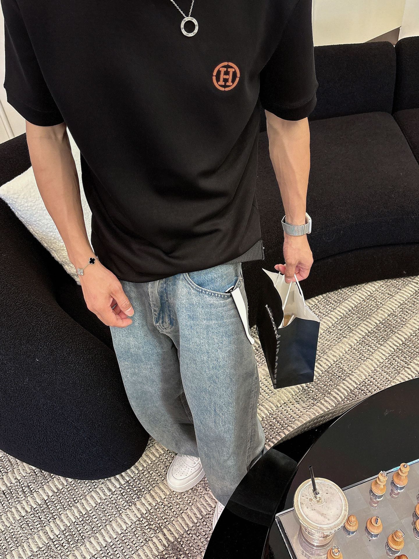 爱马仕2025秋冬 圆领刺绣短袖T恤打底衫 元素性的Logo徽章凸显休闲时尚魅力,依然独领时尚风骚.内搭