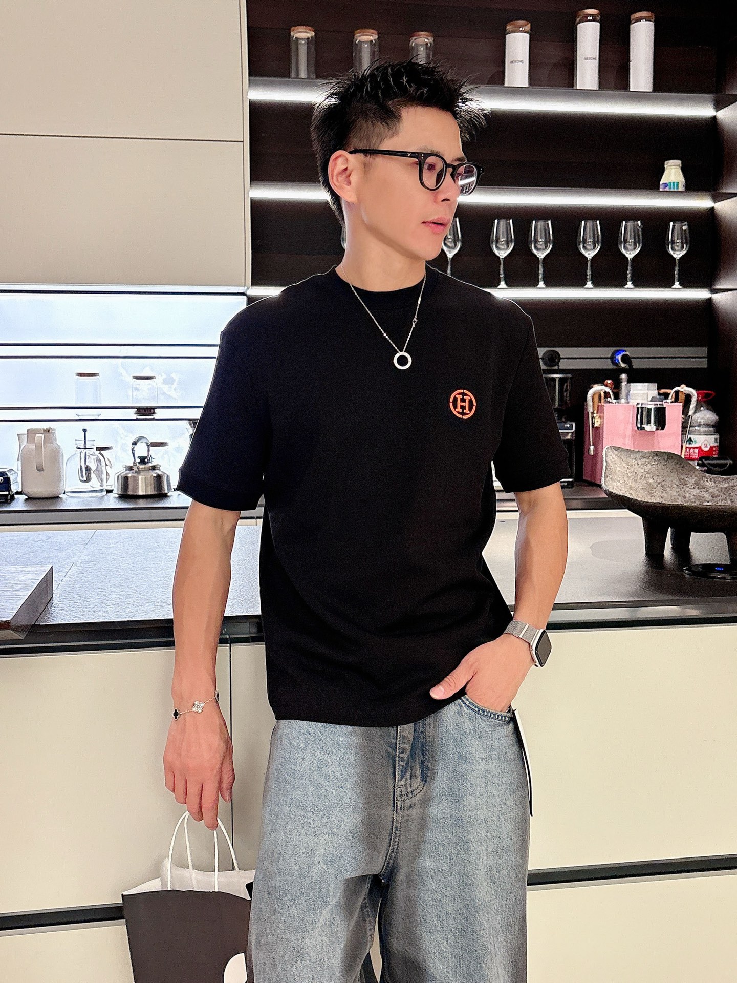 爱马仕2025秋冬 圆领刺绣短袖T恤打底衫 元素性的Logo徽章凸显休闲时尚魅力,依然独领时尚风骚.内搭