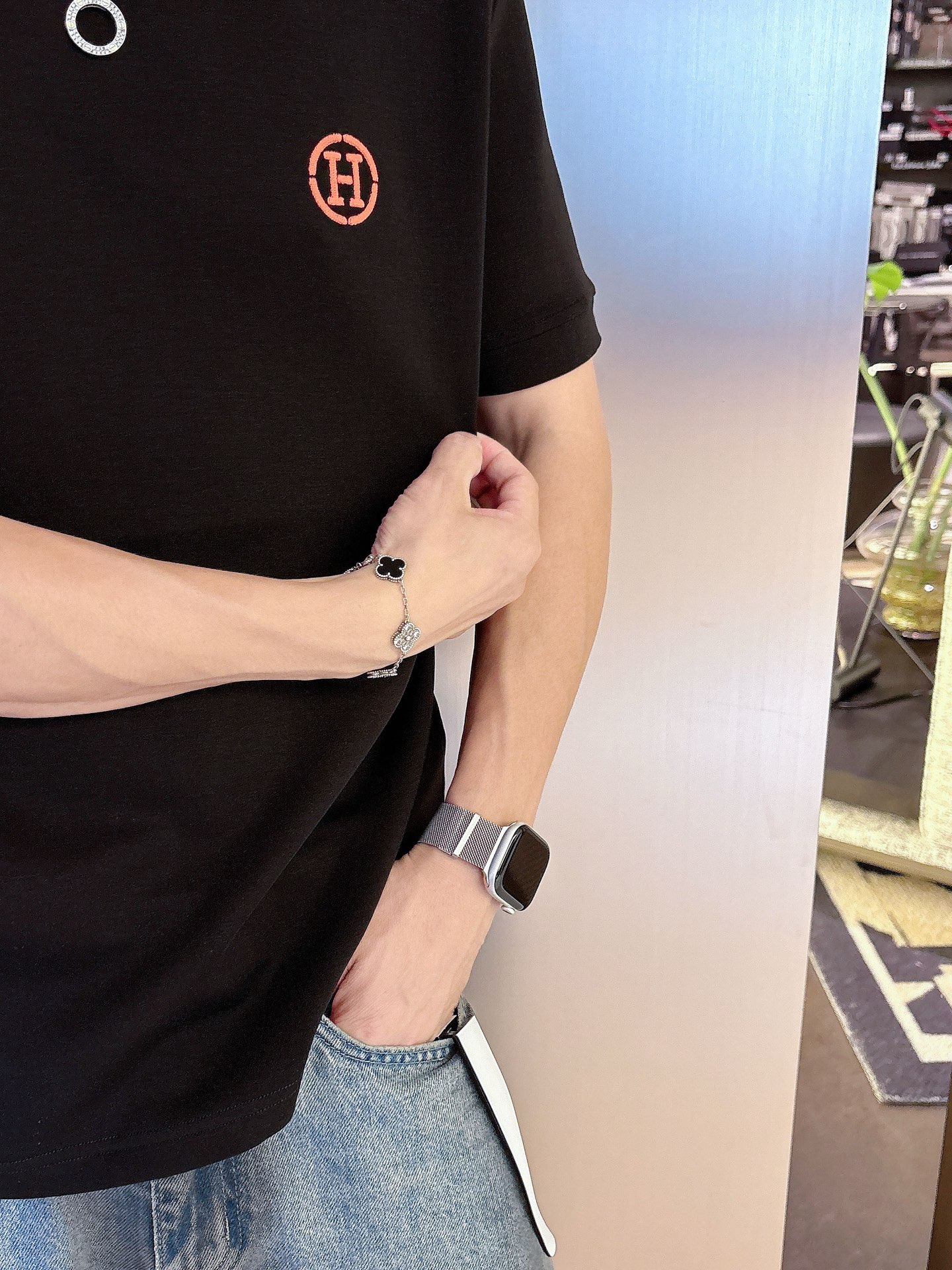 爱马仕2025秋冬 圆领刺绣短袖T恤打底衫 元素性的Logo徽章凸显休闲时尚魅力,依然独领时尚风骚.内搭