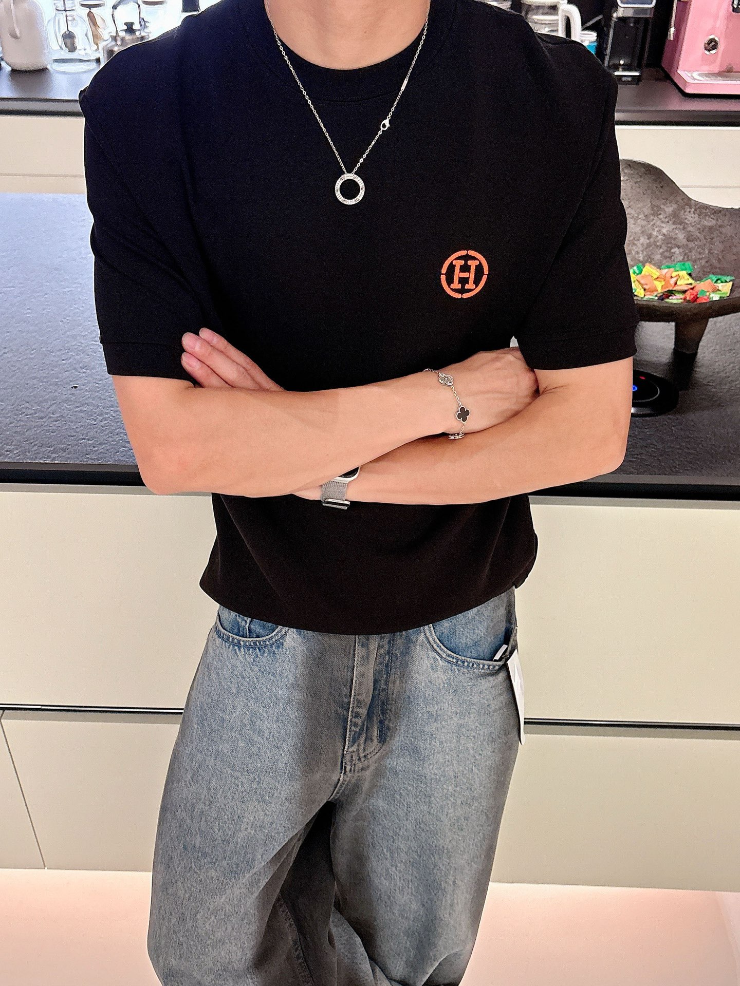 爱马仕2025秋冬 圆领刺绣短袖T恤打底衫 元素性的Logo徽章凸显休闲时尚魅力,依然独领时尚风骚.内搭