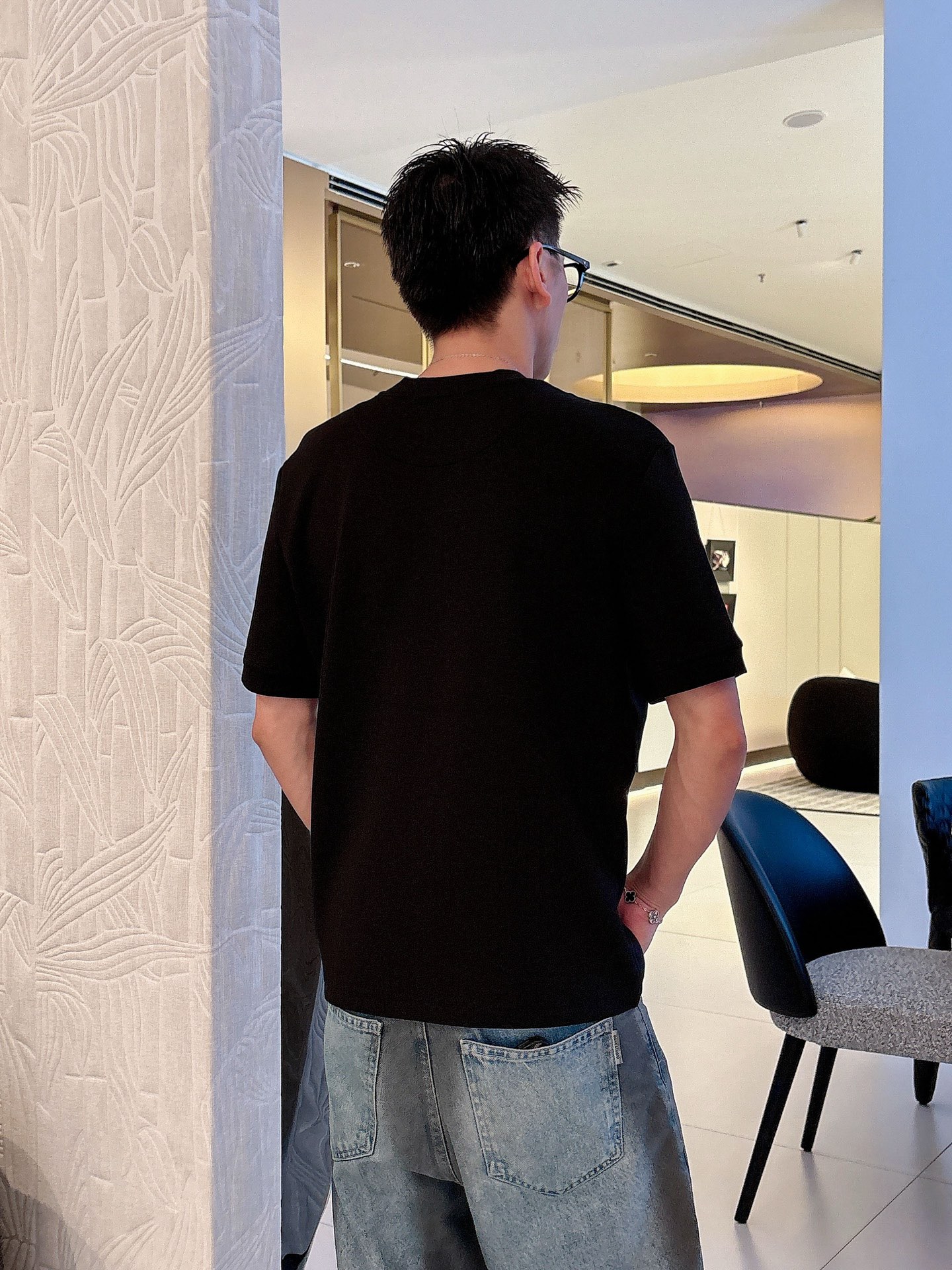 爱马仕2025秋冬 圆领刺绣短袖T恤打底衫 元素性的Logo徽章凸显休闲时尚魅力,依然独领时尚风骚.内搭