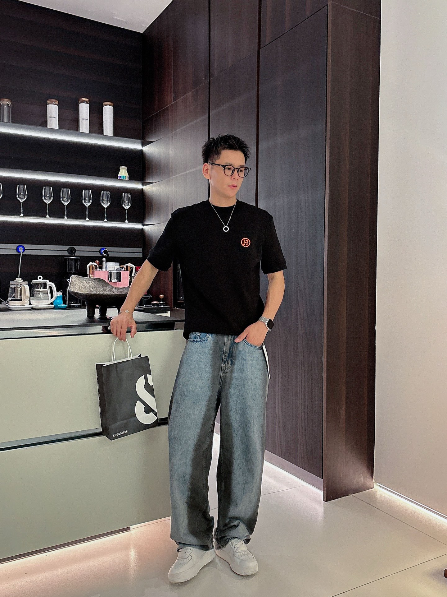 爱马仕2025秋冬 圆领刺绣短袖T恤打底衫 元素性的Logo徽章凸显休闲时尚魅力,依然独领时尚风骚.内搭