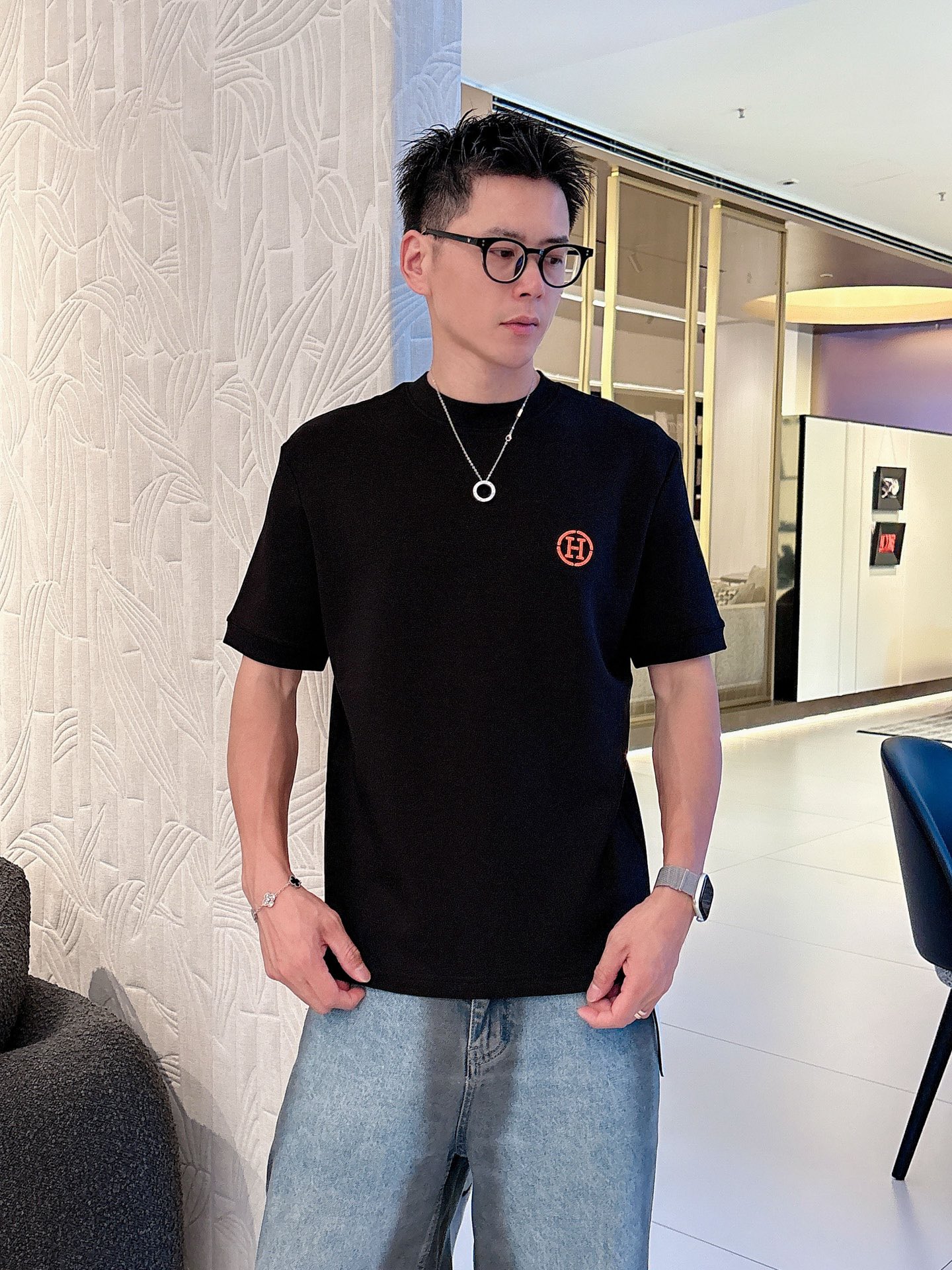 爱马仕2025秋冬 圆领刺绣短袖T恤打底衫 元素性的Logo徽章凸显休闲时尚魅力,依然独领时尚风骚.内搭