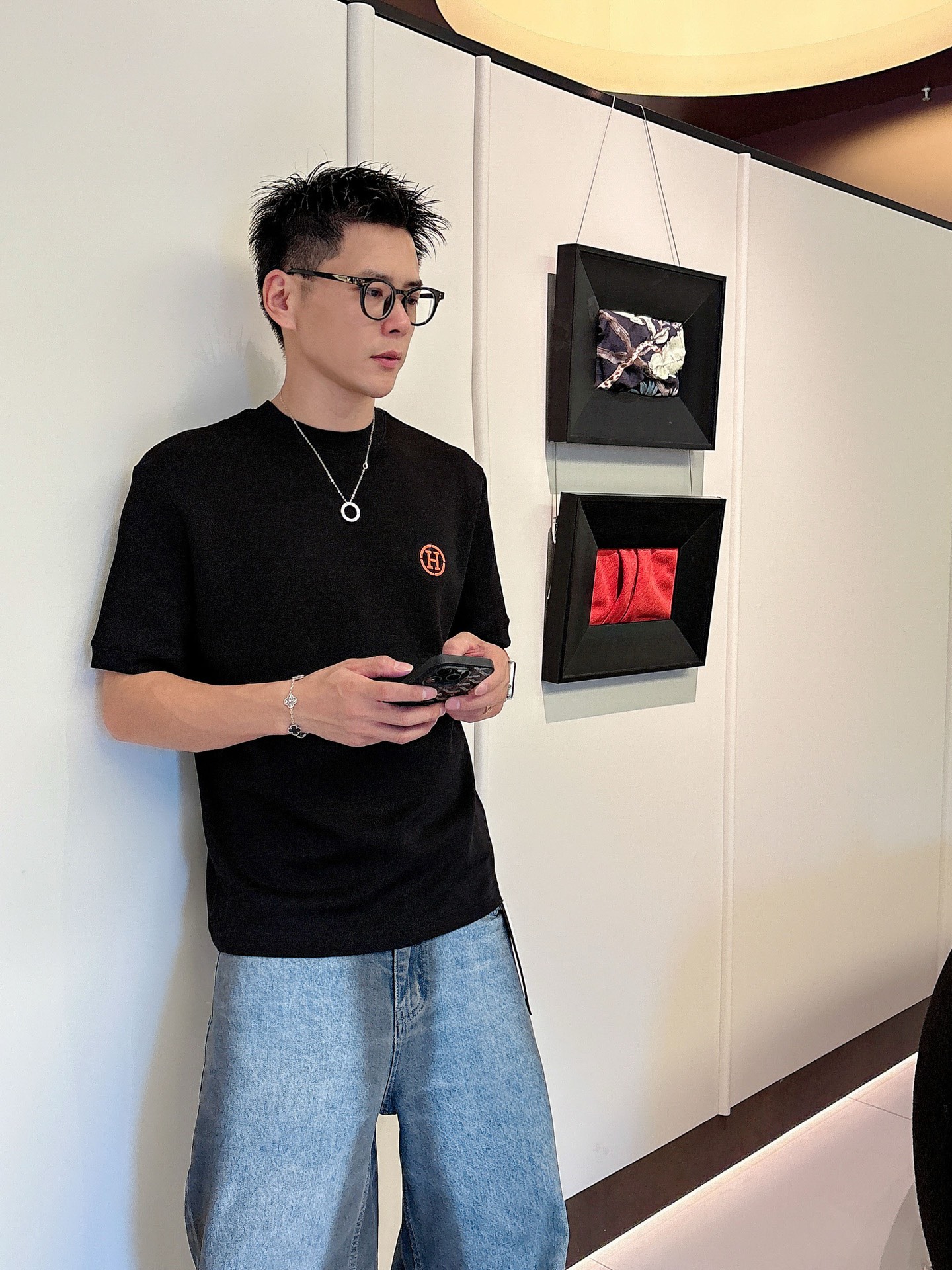 爱马仕2025秋冬 圆领刺绣短袖T恤打底衫 元素性的Logo徽章凸显休闲时尚魅力,依然独领时尚风骚.内搭