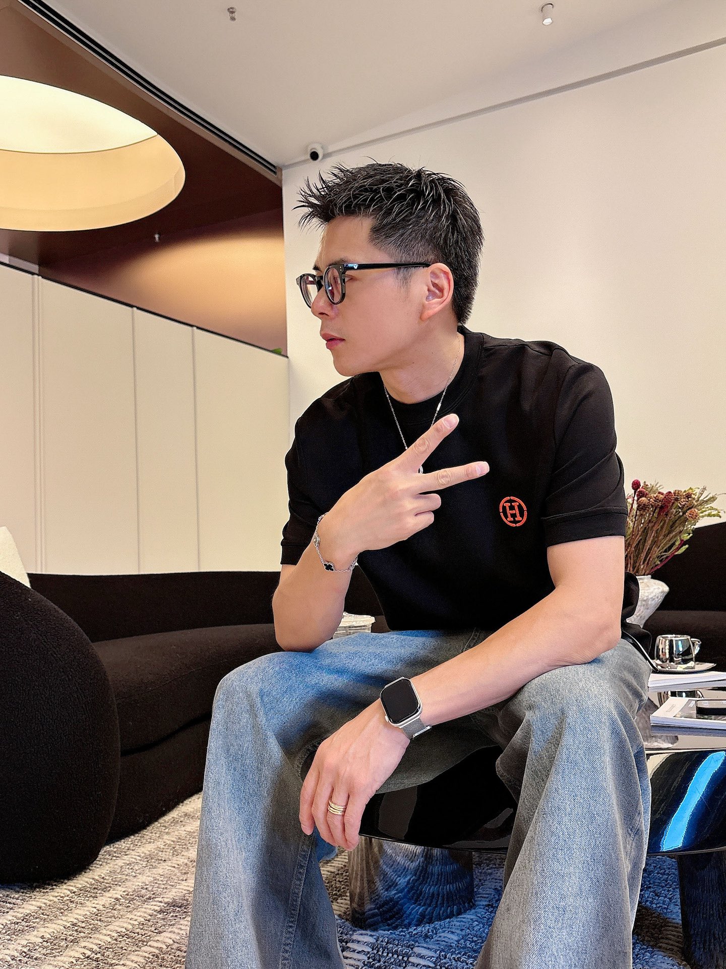 爱马仕2025秋冬 圆领刺绣短袖T恤打底衫 元素性的Logo徽章凸显休闲时尚魅力,依然独领时尚风骚.内搭