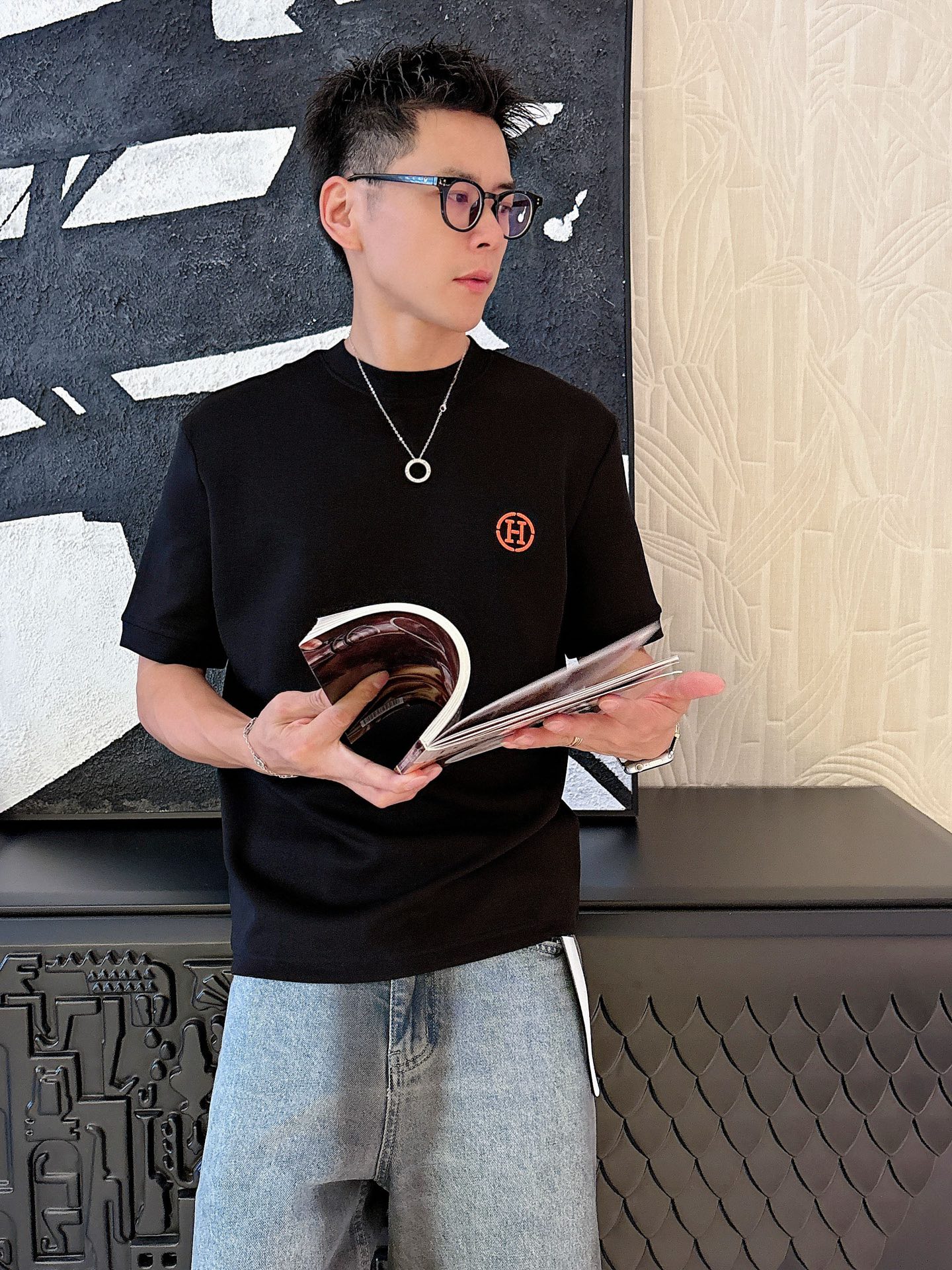 爱马仕2025秋冬 圆领刺绣短袖T恤打底衫 元素性的Logo徽章凸显休闲时尚魅力,依然独领时尚风骚.内搭