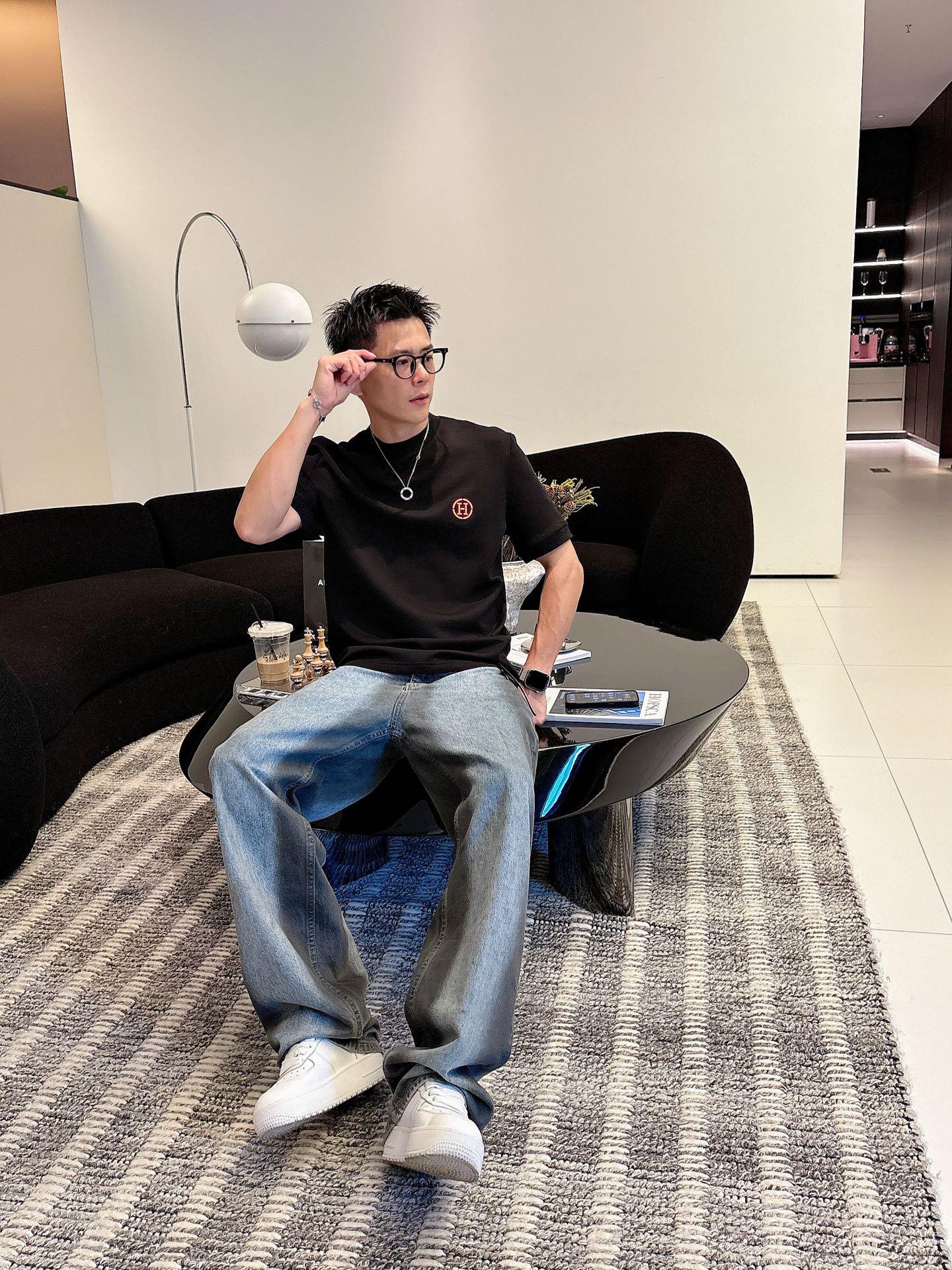 爱马仕2025秋冬 圆领刺绣短袖T恤打底衫 元素性的Logo徽章凸显休闲时尚魅力,依然独领时尚风骚.内搭